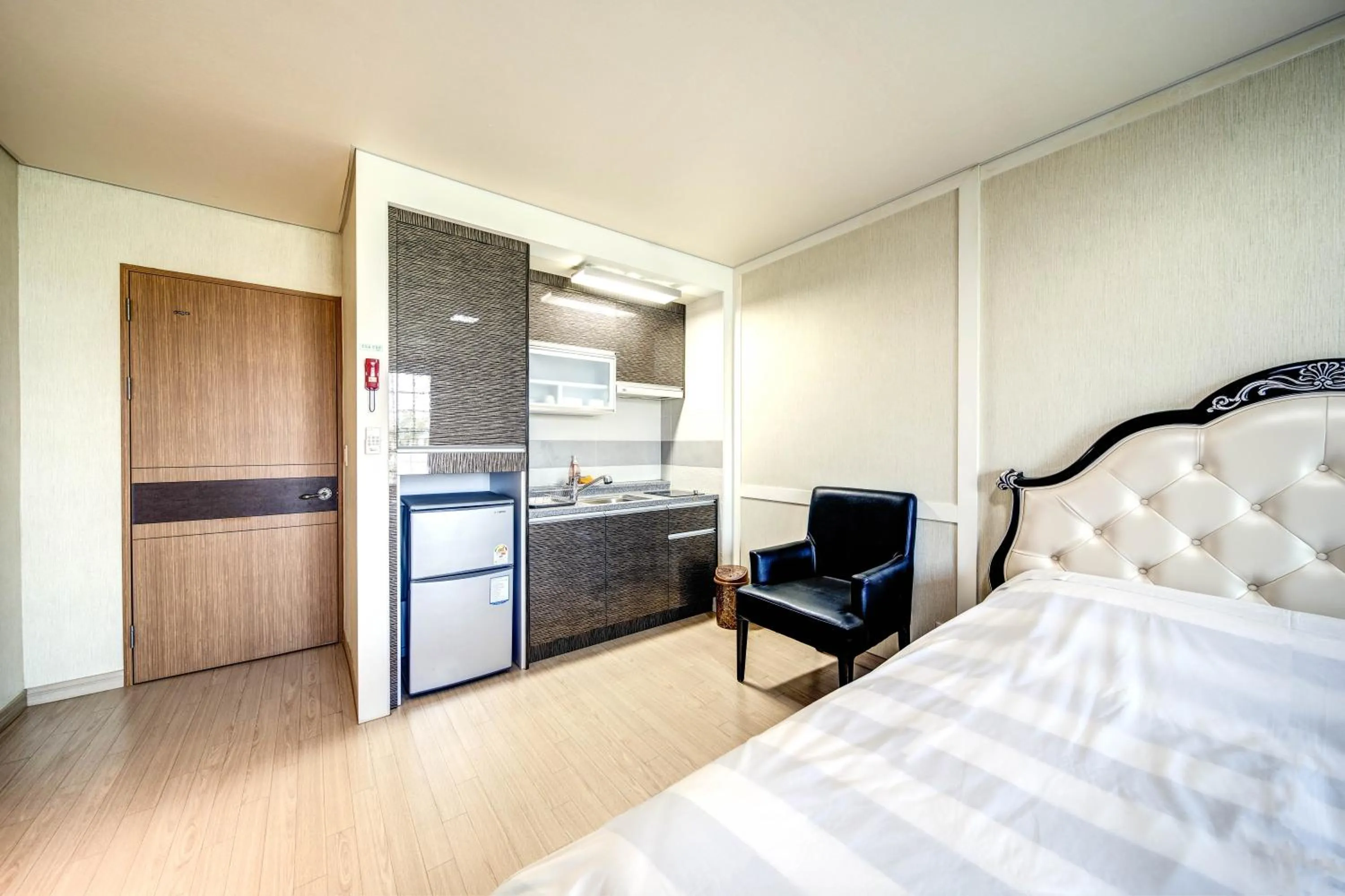 Kitchen or kitchenette, Bed in Geoje Oasis Hotel