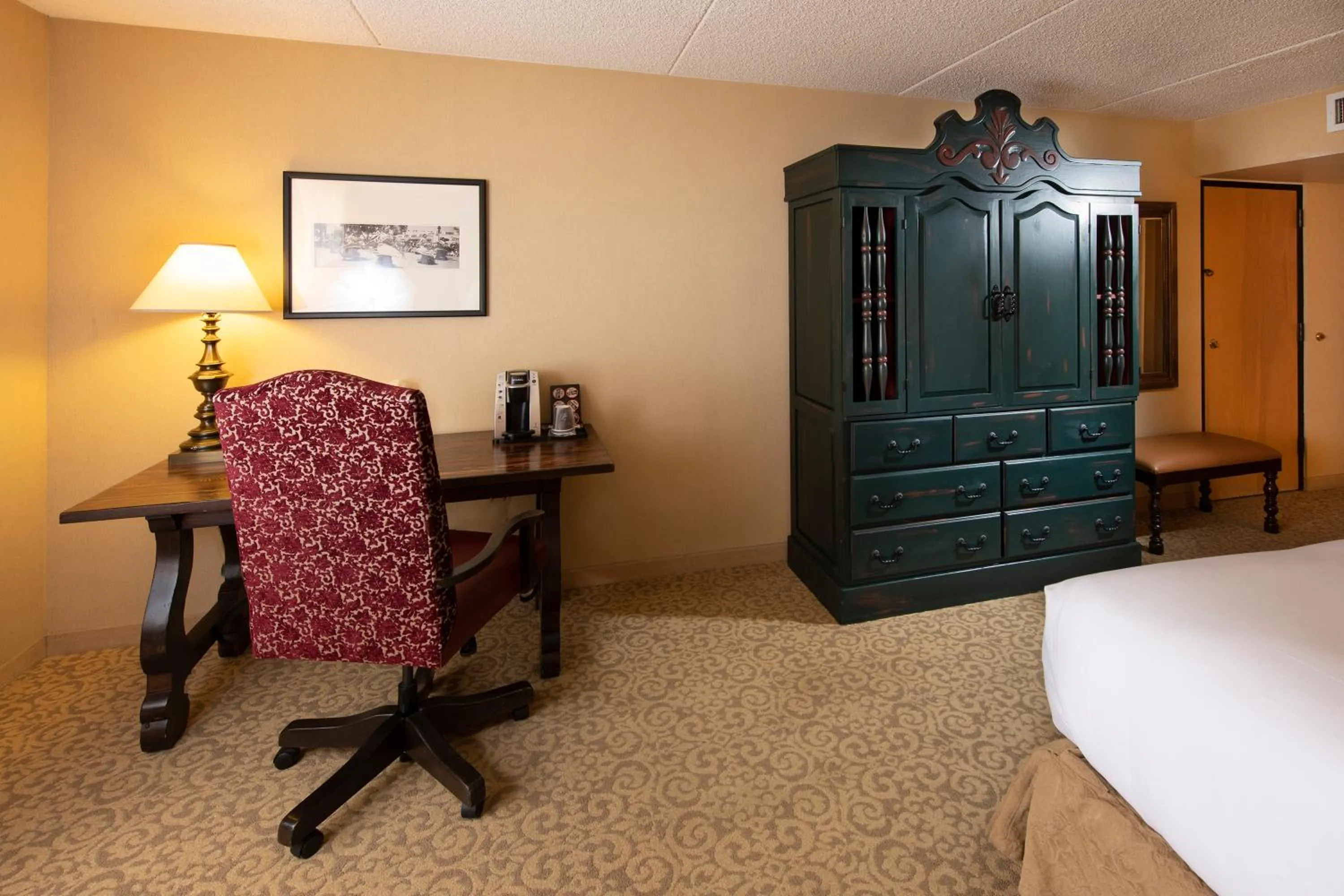 wardrobe, Bed in Hotel Encanto de Las Cruces