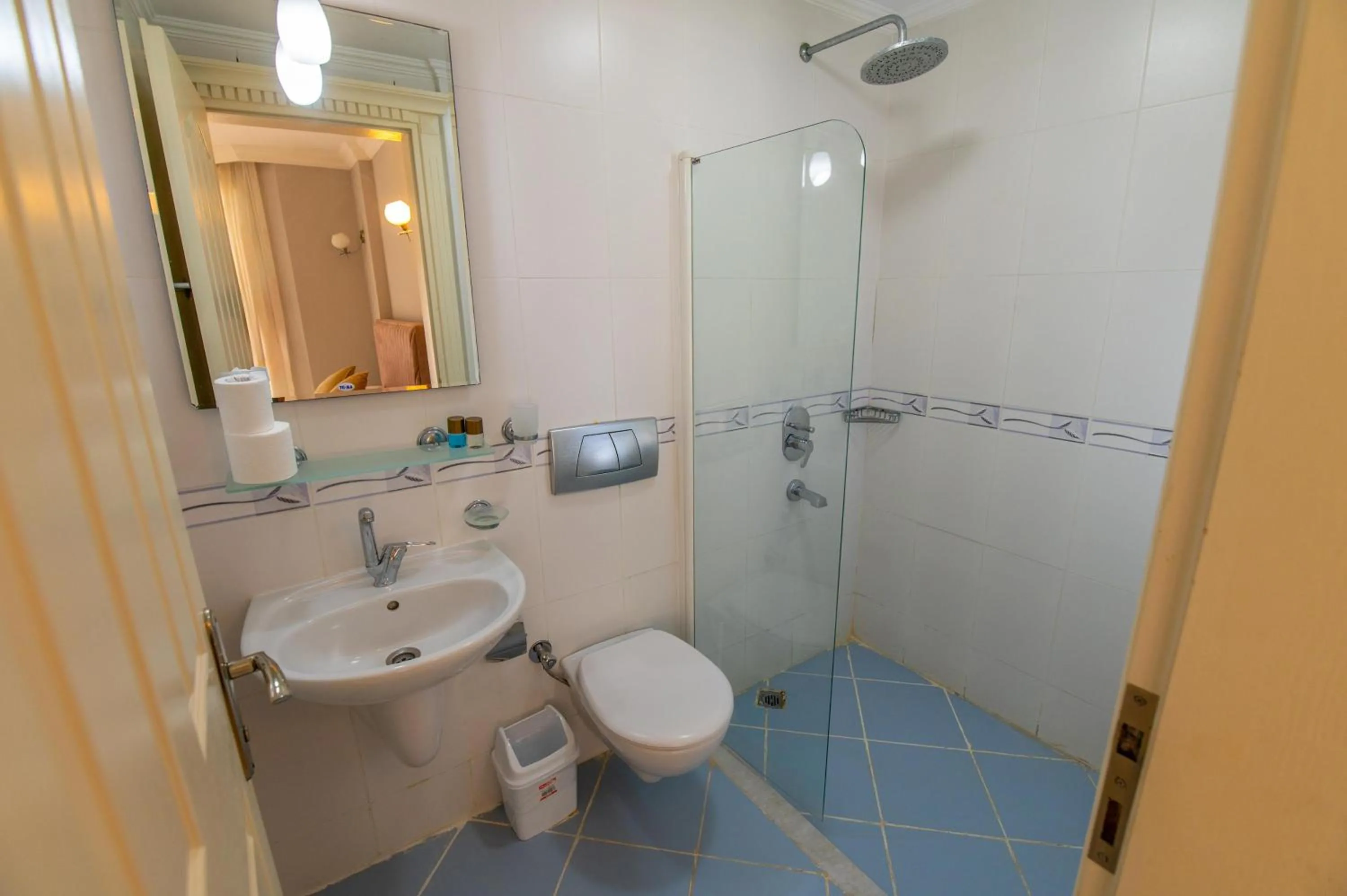Shower in Sunset Beach Club Aqualettings Oyster 5