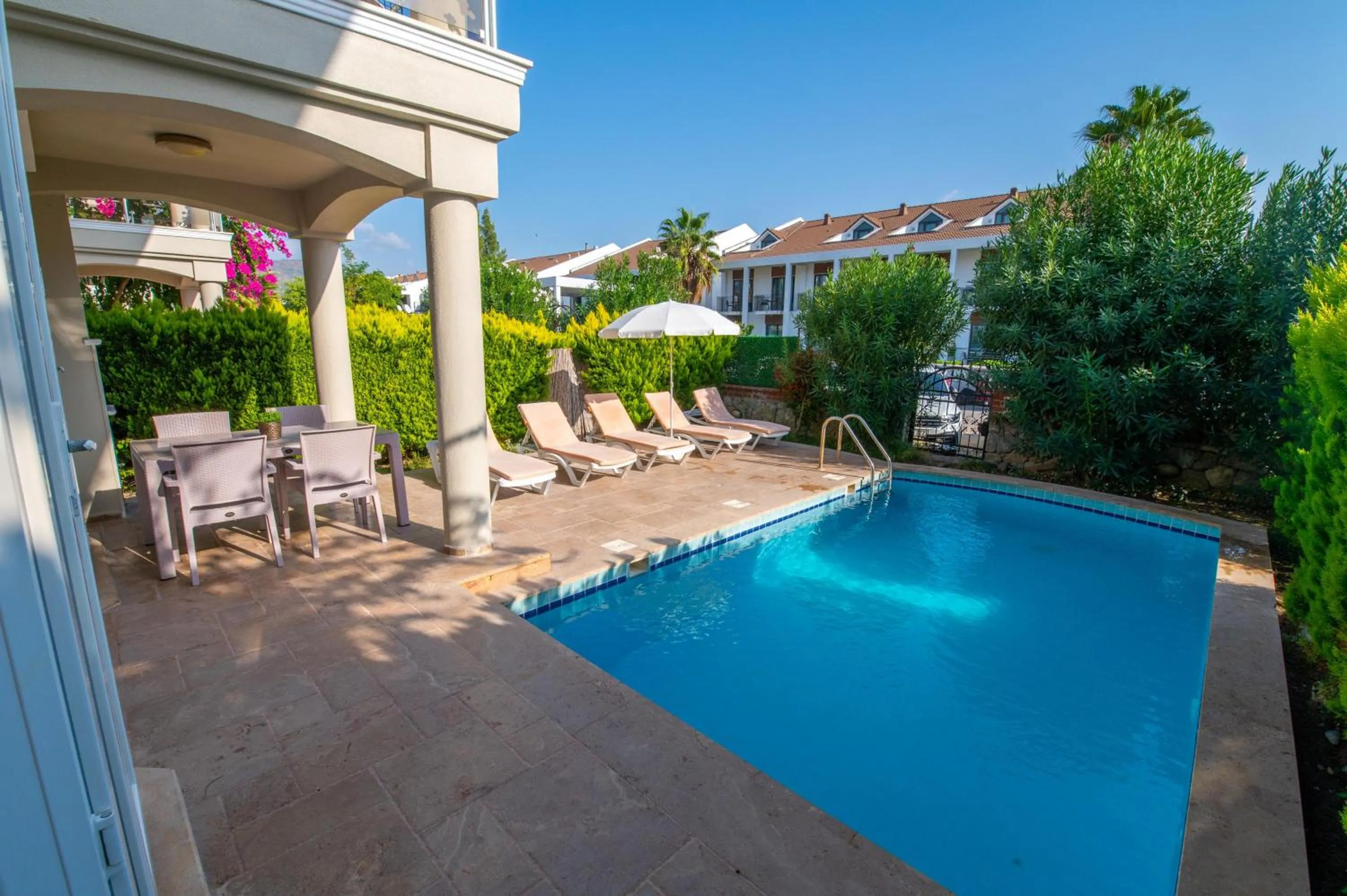 Property building in Sunset Beach Club Aqualettings Oyster 5