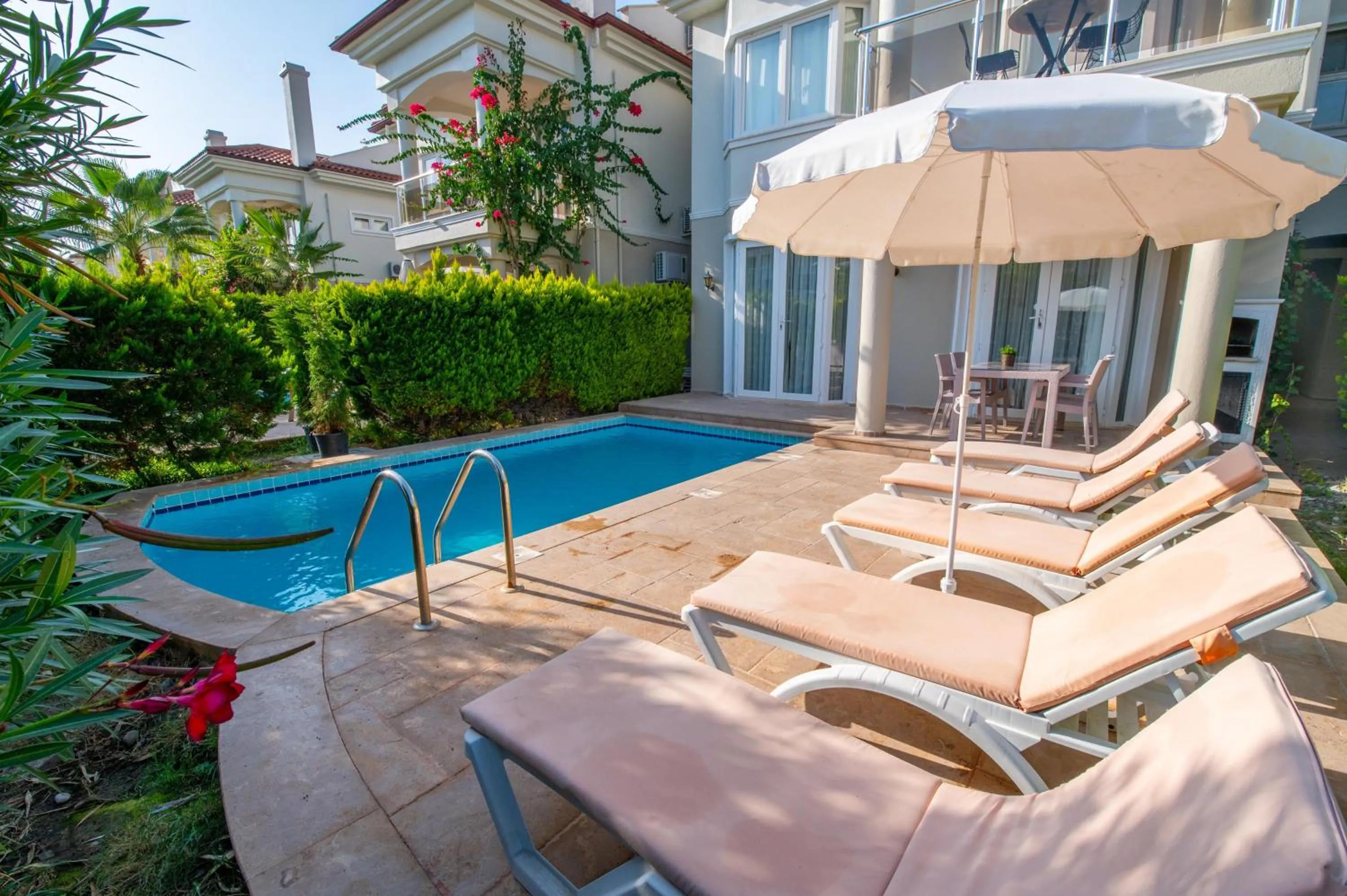 Property building in Sunset Beach Club Aqualettings Oyster 5