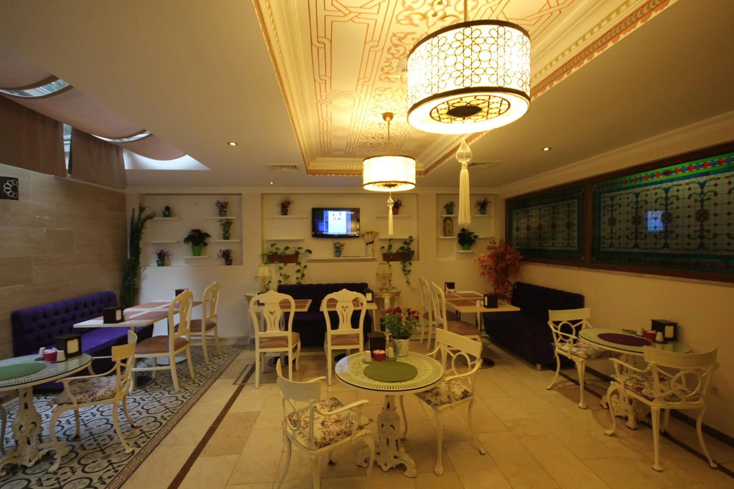 Restaurant/places to eat in Sultans Royal Hotel