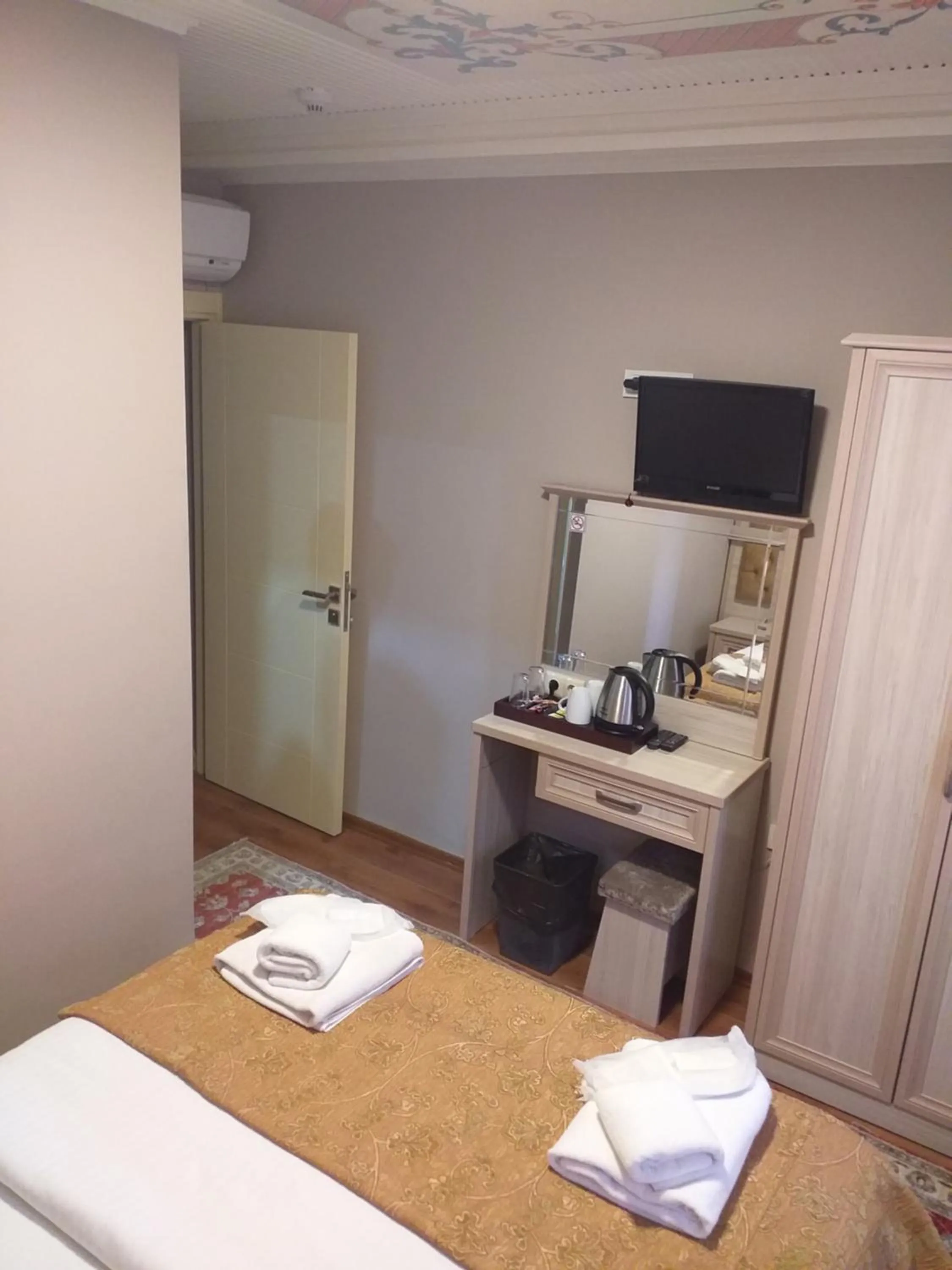 Bedroom, Bed in Sultans Royal Hotel