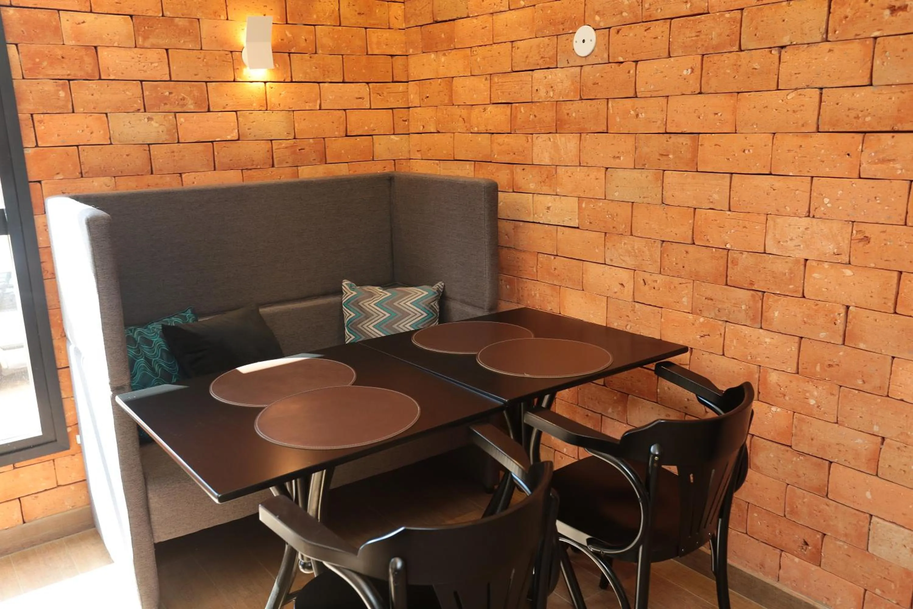 Restaurant/places to eat in Oasis Plaza Hotel