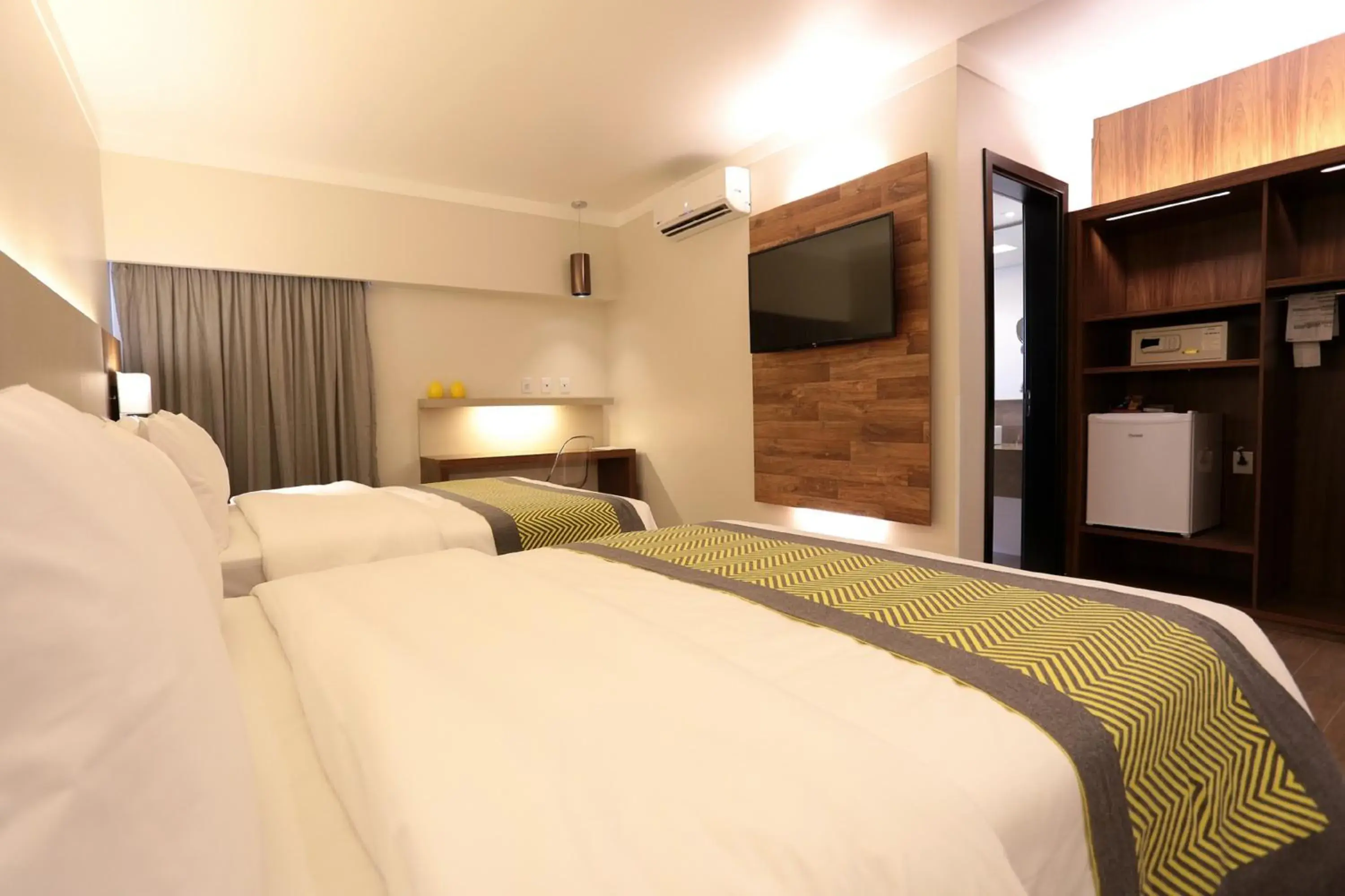 Quarto deluxe com 2 camas de casal in Oasis Plaza Hotel Quarto deluxe com 2 camas de casal in Oasis Plaza Hotel