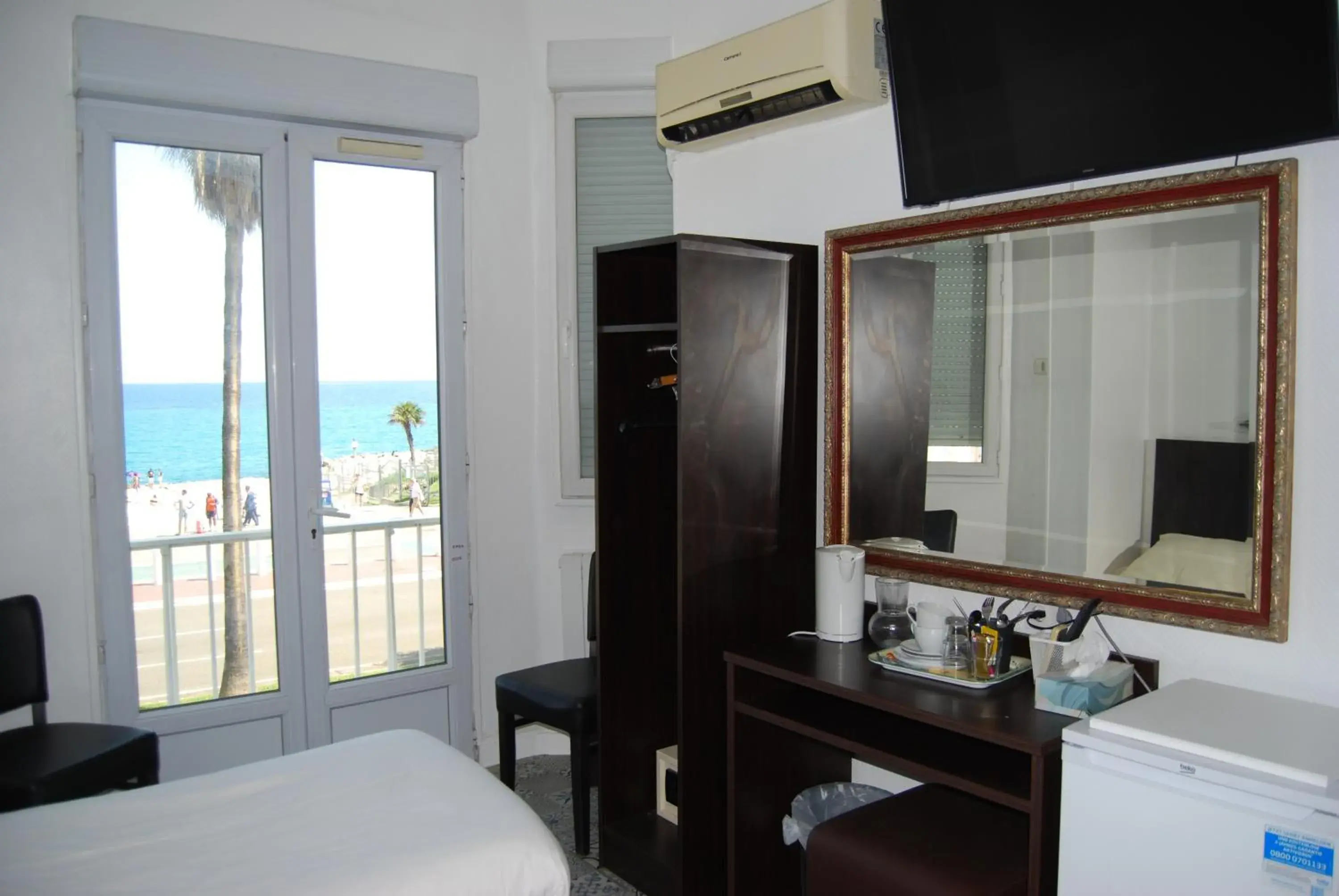 Triple Room in Hôtel Azur Triple Room in Hôtel Azur