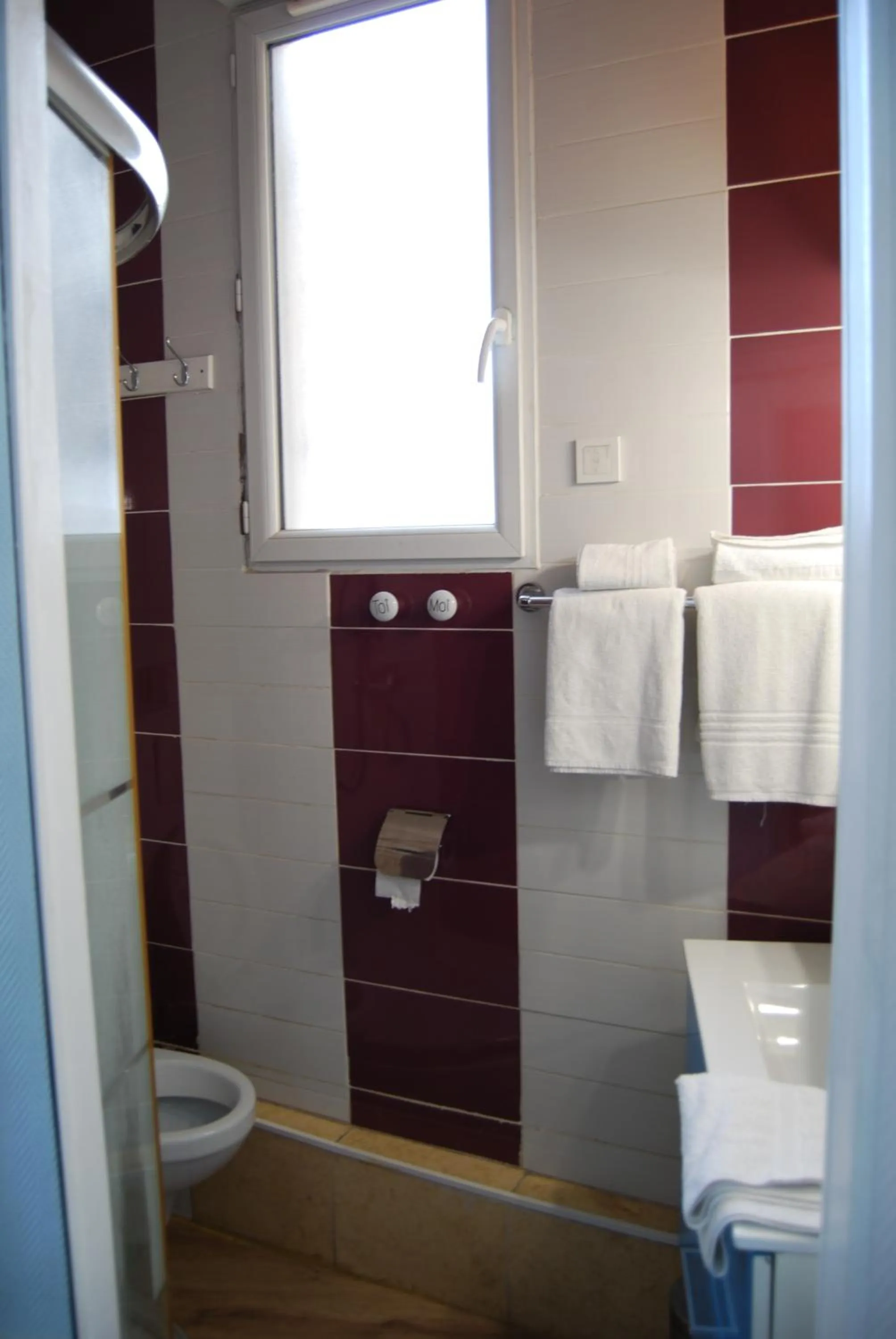 Toilet in Hôtel Azur