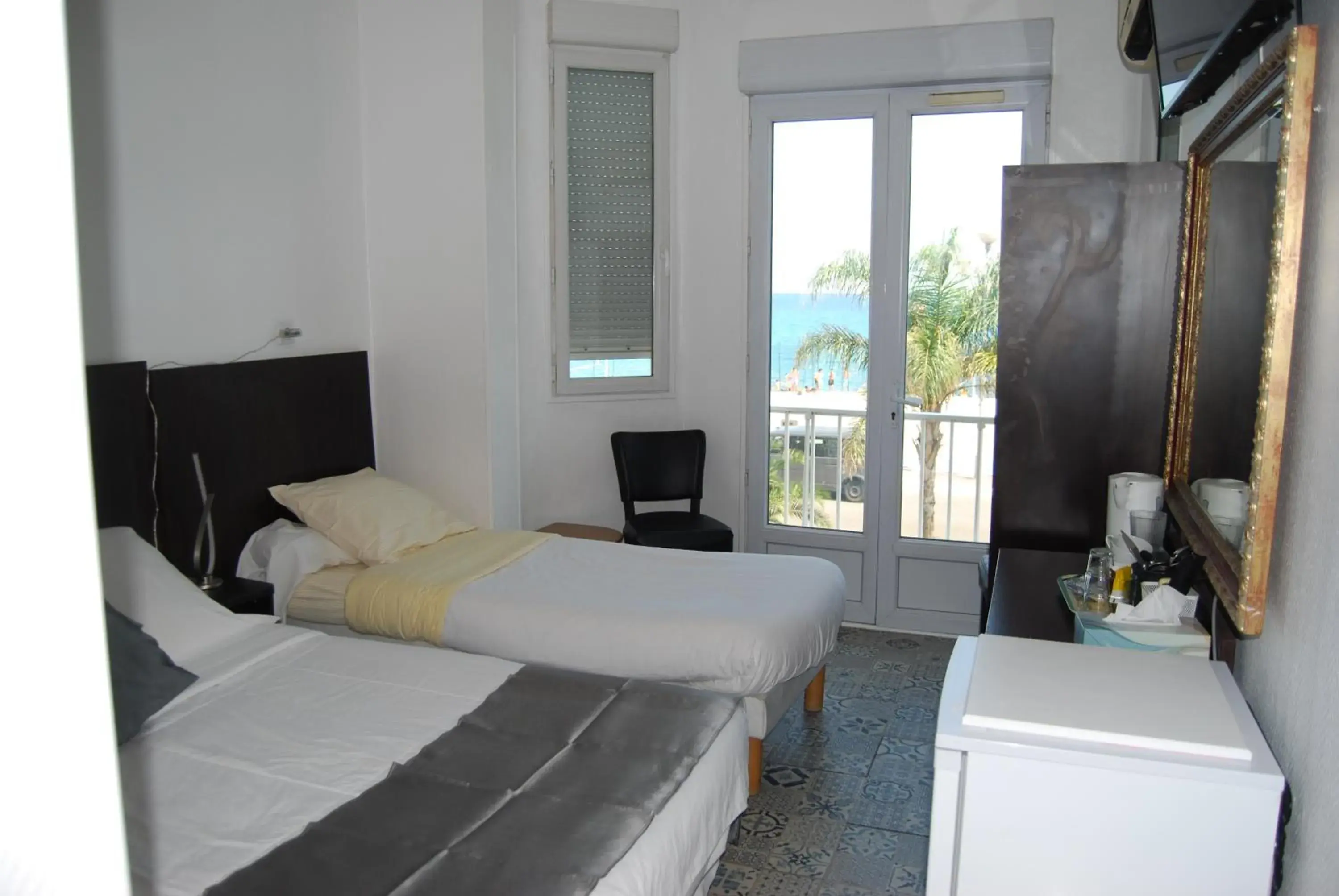 Triple Room in Hôtel Azur Triple Room in Hôtel Azur