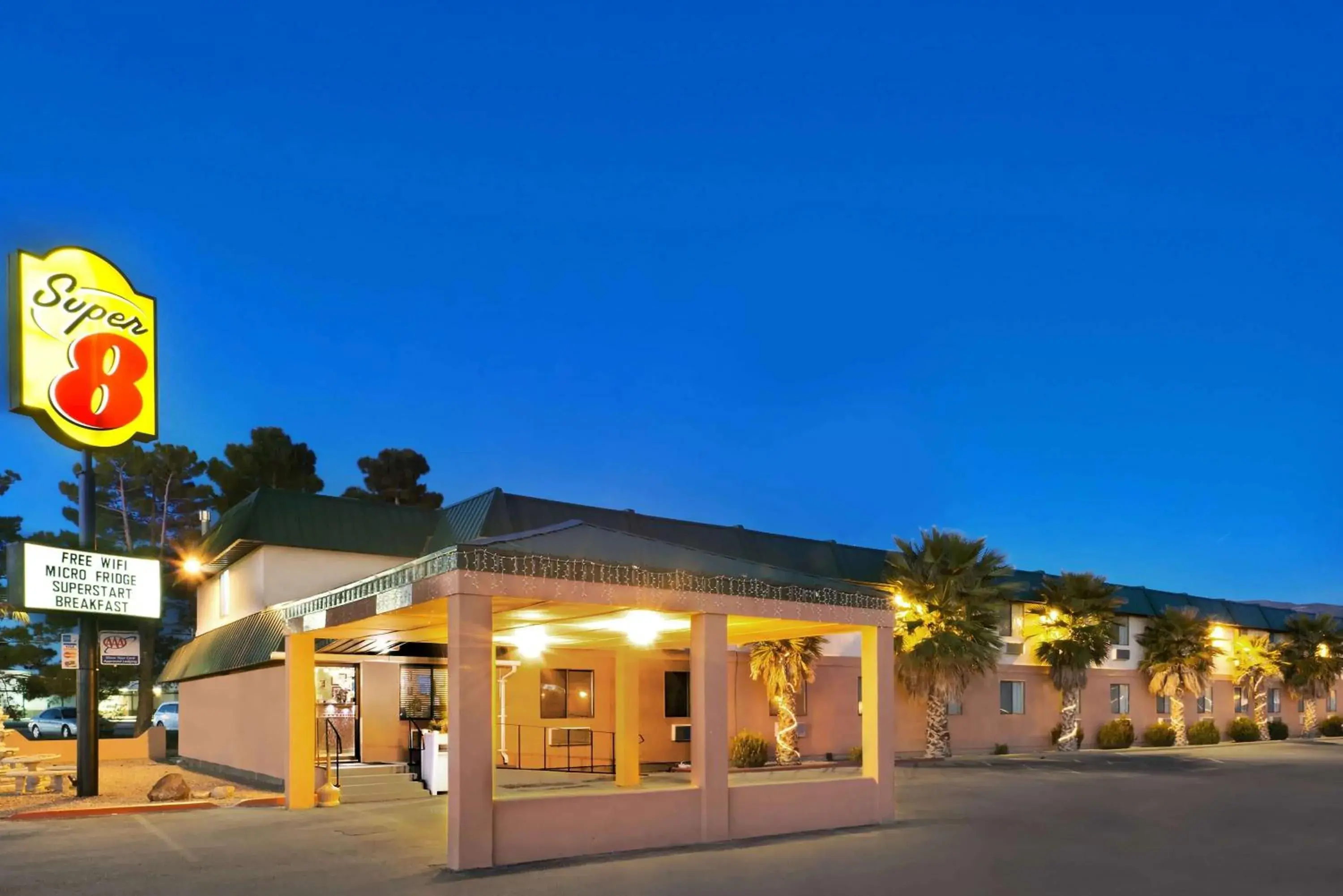 Property building in Super 8 by Wyndham Alamogordo - White Sands Property building in Super 8 by Wyndham Alamogordo - White Sands