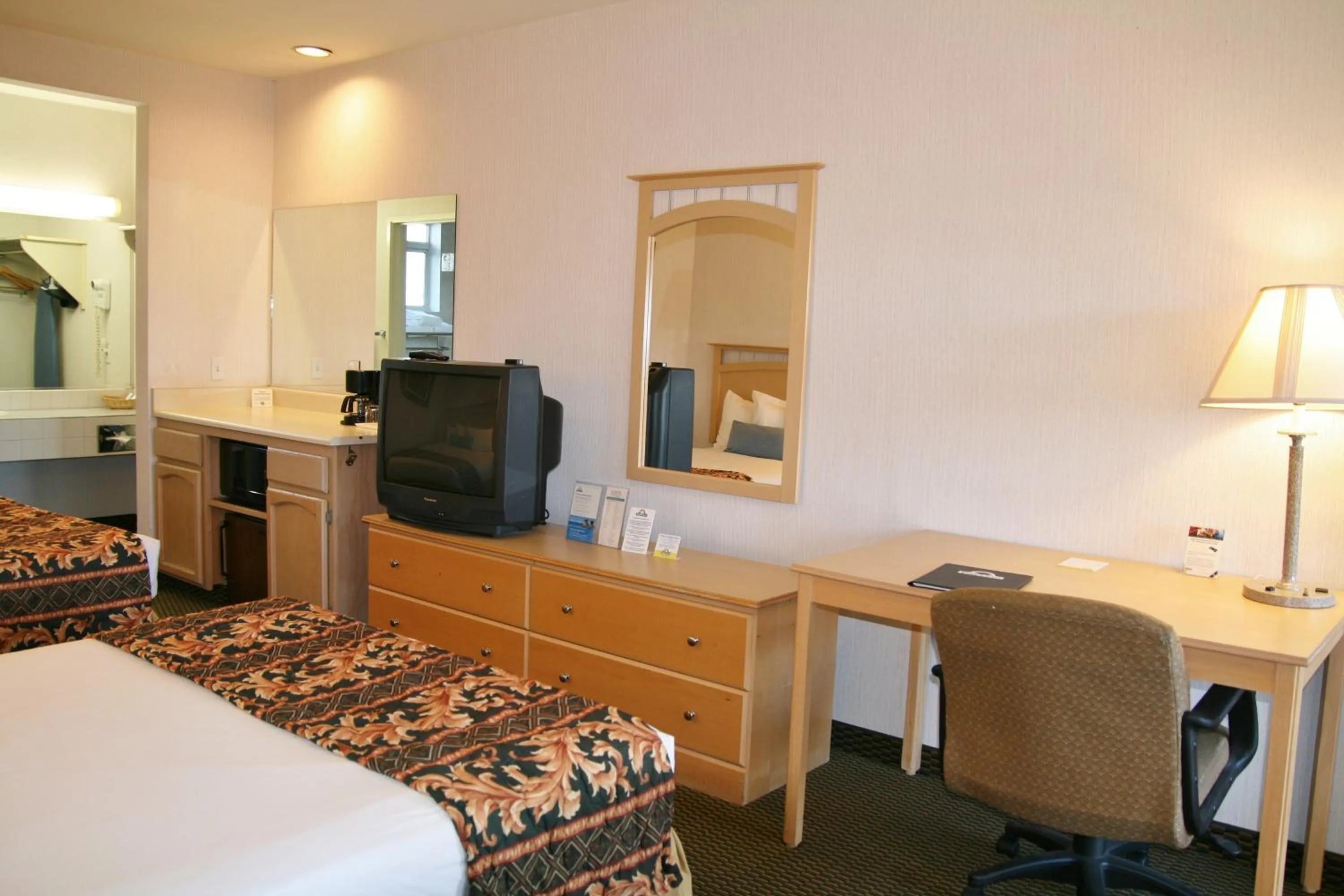 Photo of the whole room, Bed in Days Inn by Wyndham Rocklin/Sacramento