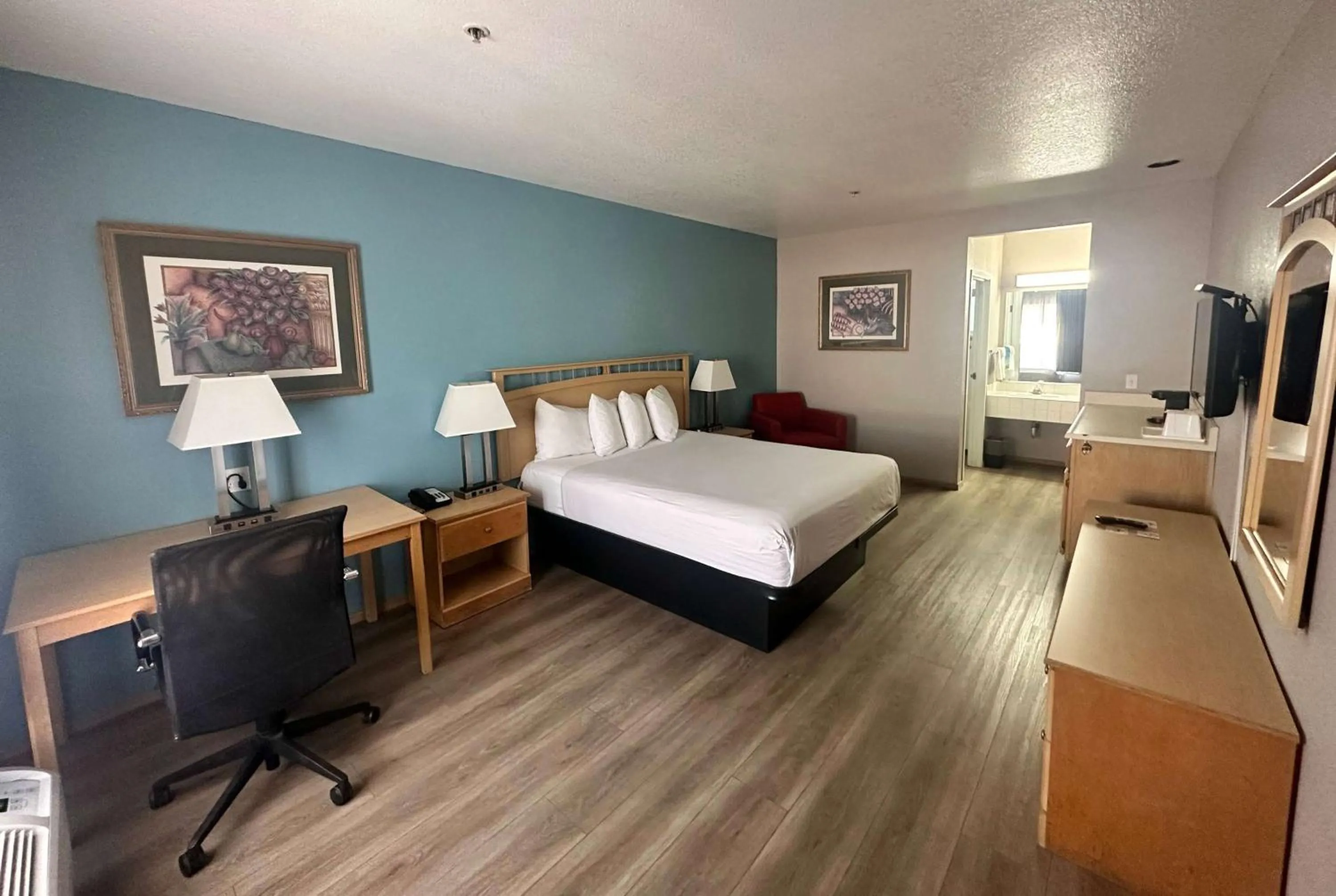 Photo of the whole room, Bed in Days Inn by Wyndham Rocklin/Sacramento