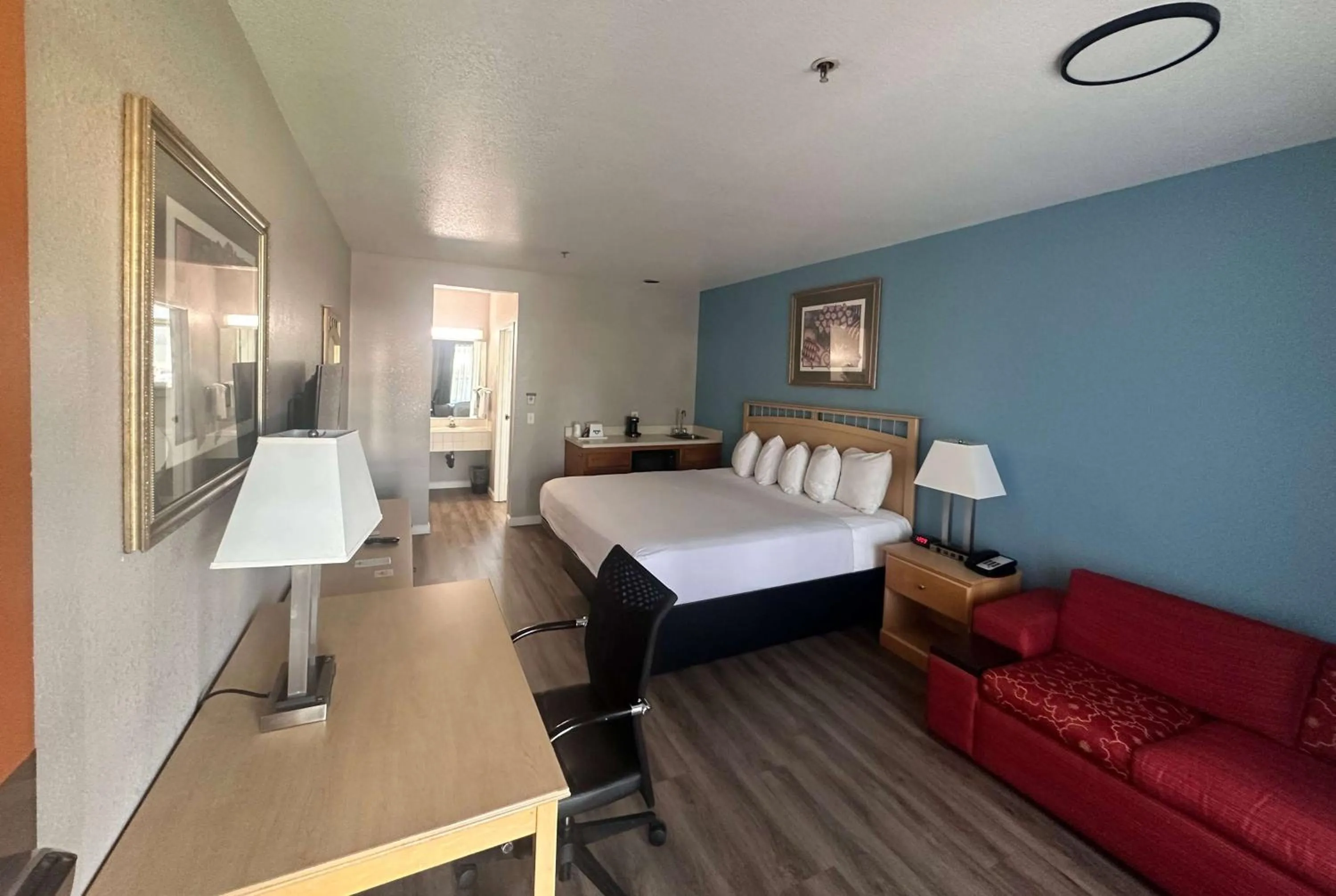 Photo of the whole room, Bed in Days Inn by Wyndham Rocklin/Sacramento