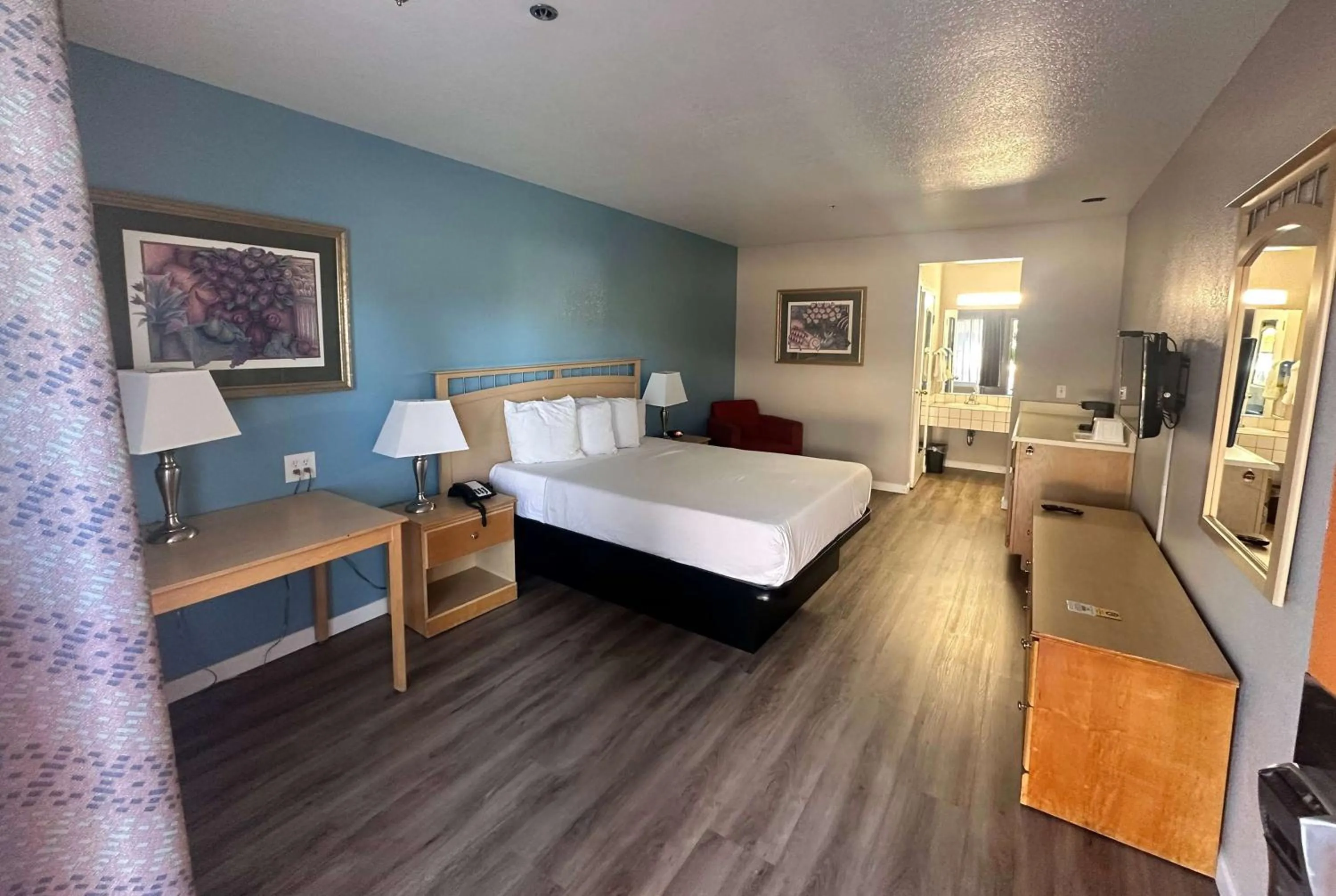 Photo of the whole room, Bed in Days Inn by Wyndham Rocklin/Sacramento