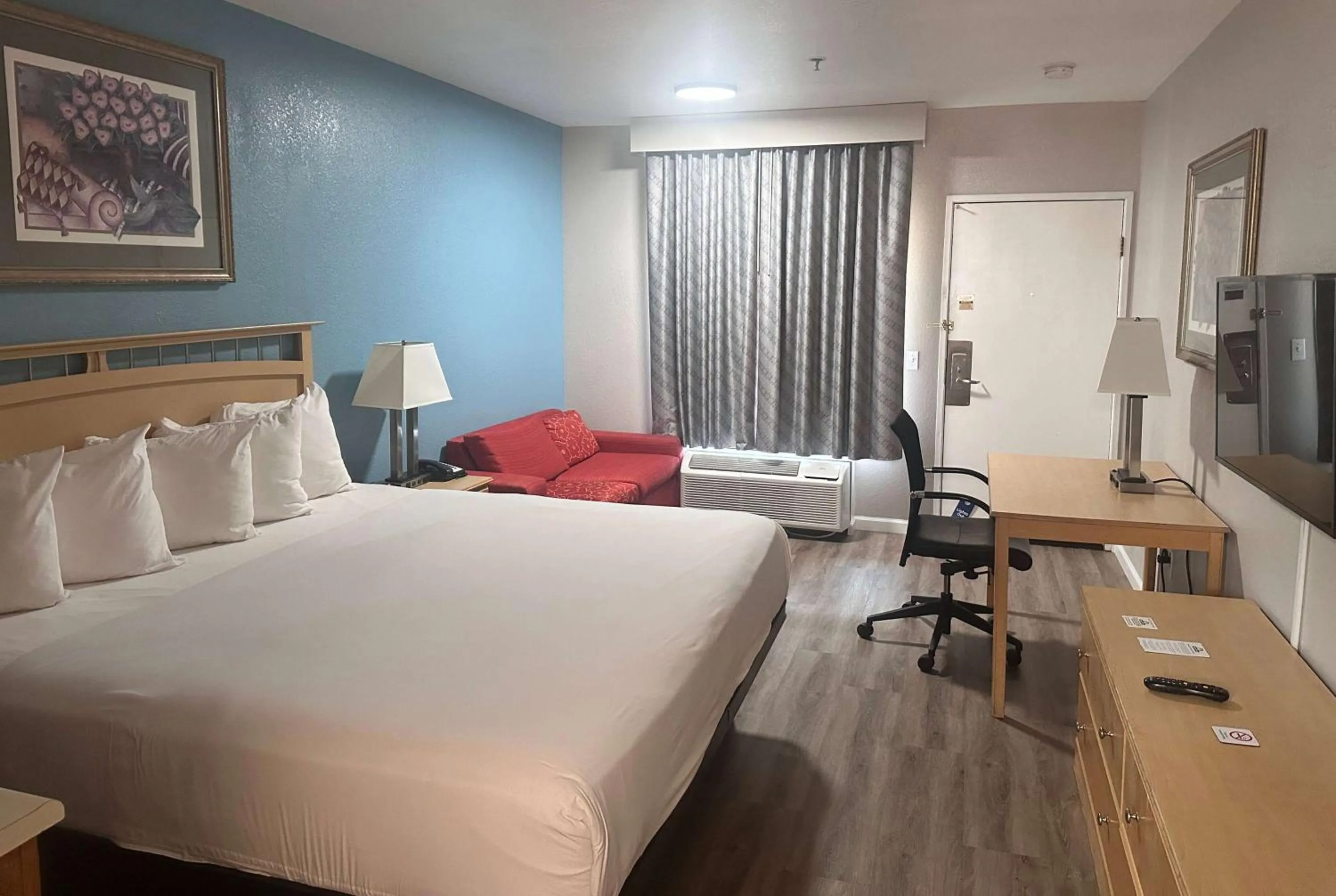 Photo of the whole room, Bed in Days Inn by Wyndham Rocklin/Sacramento