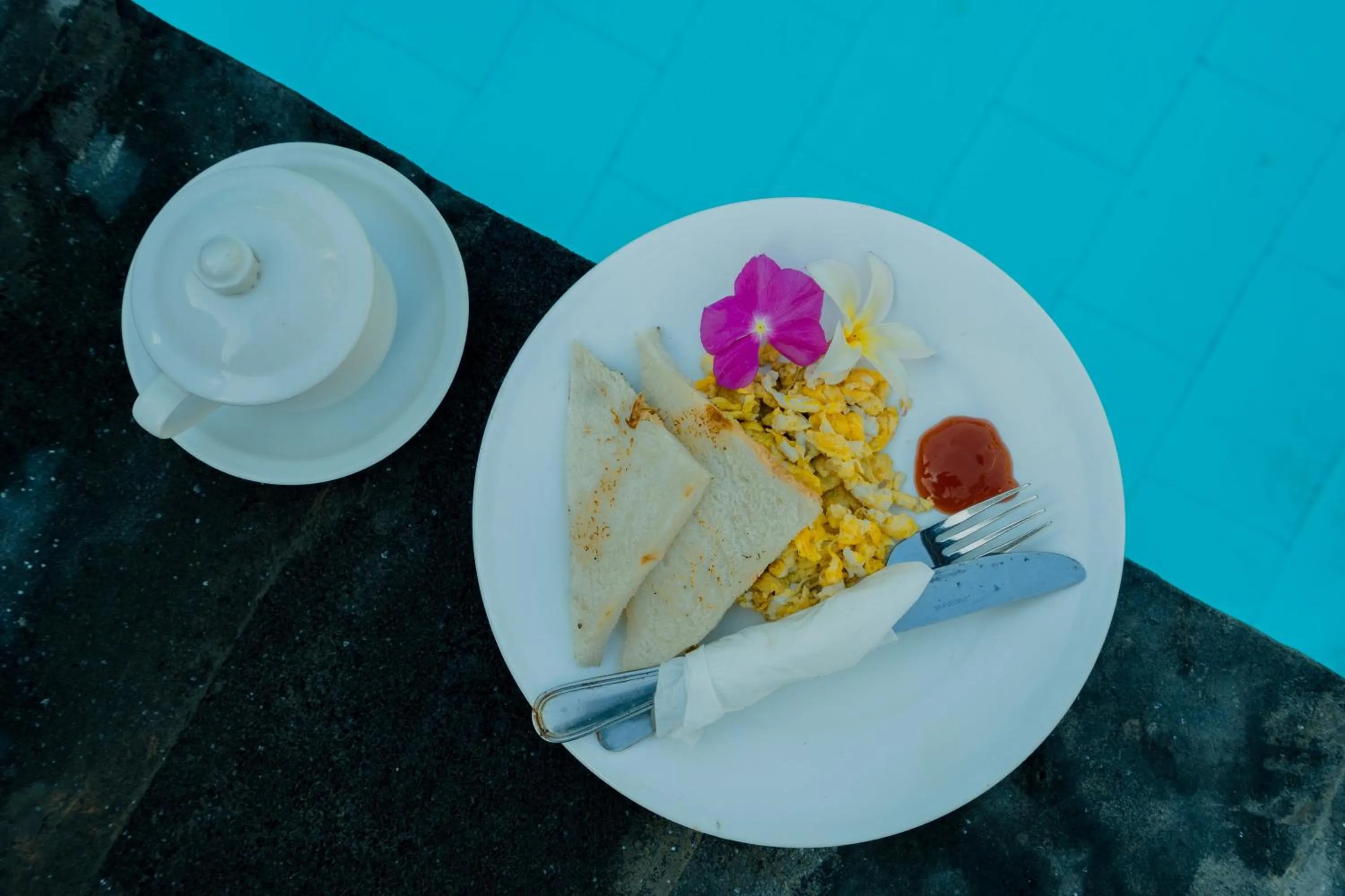 Breakfast in The Mel Huts