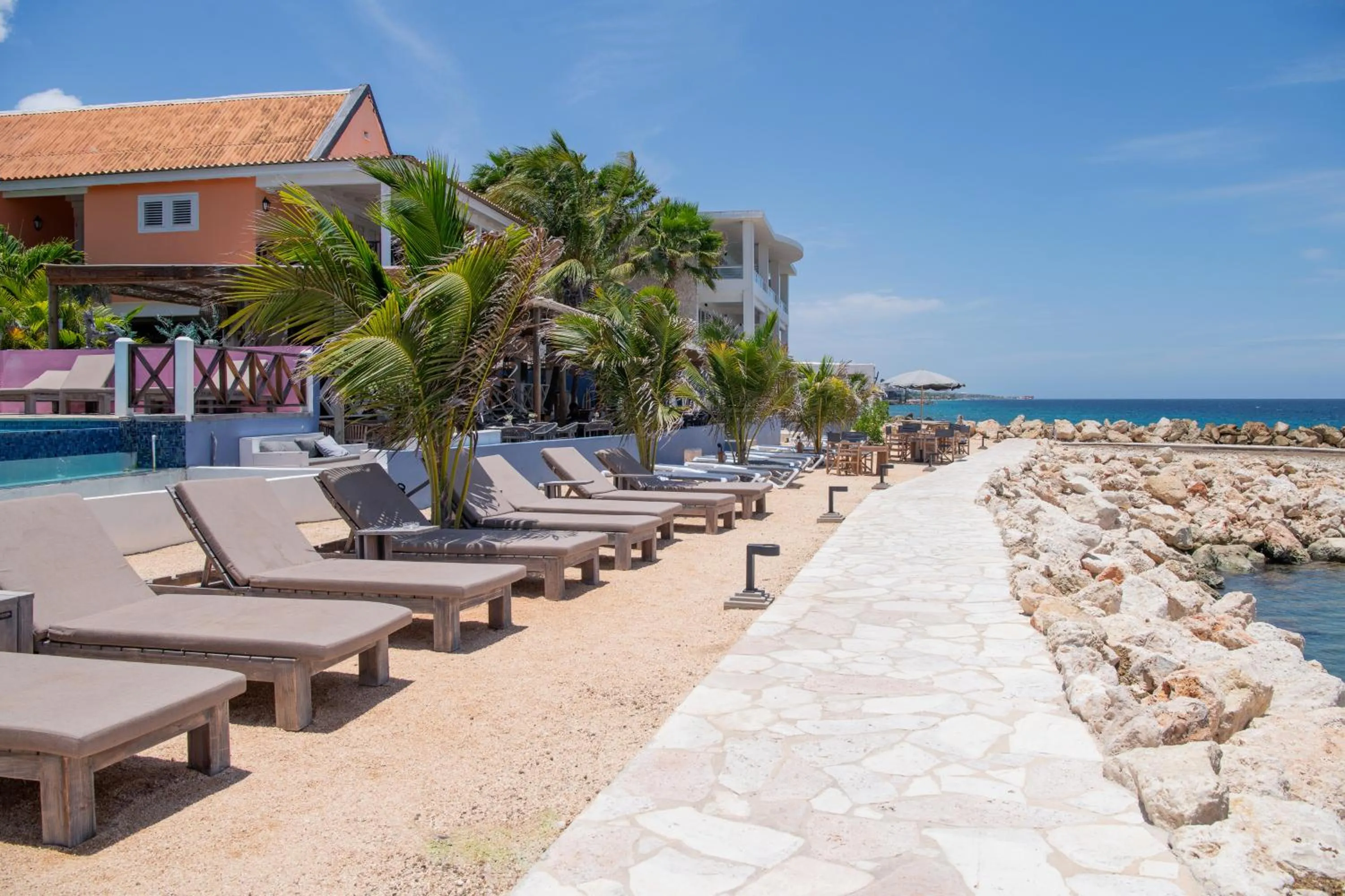 Beach in Scuba Lodge & Suites