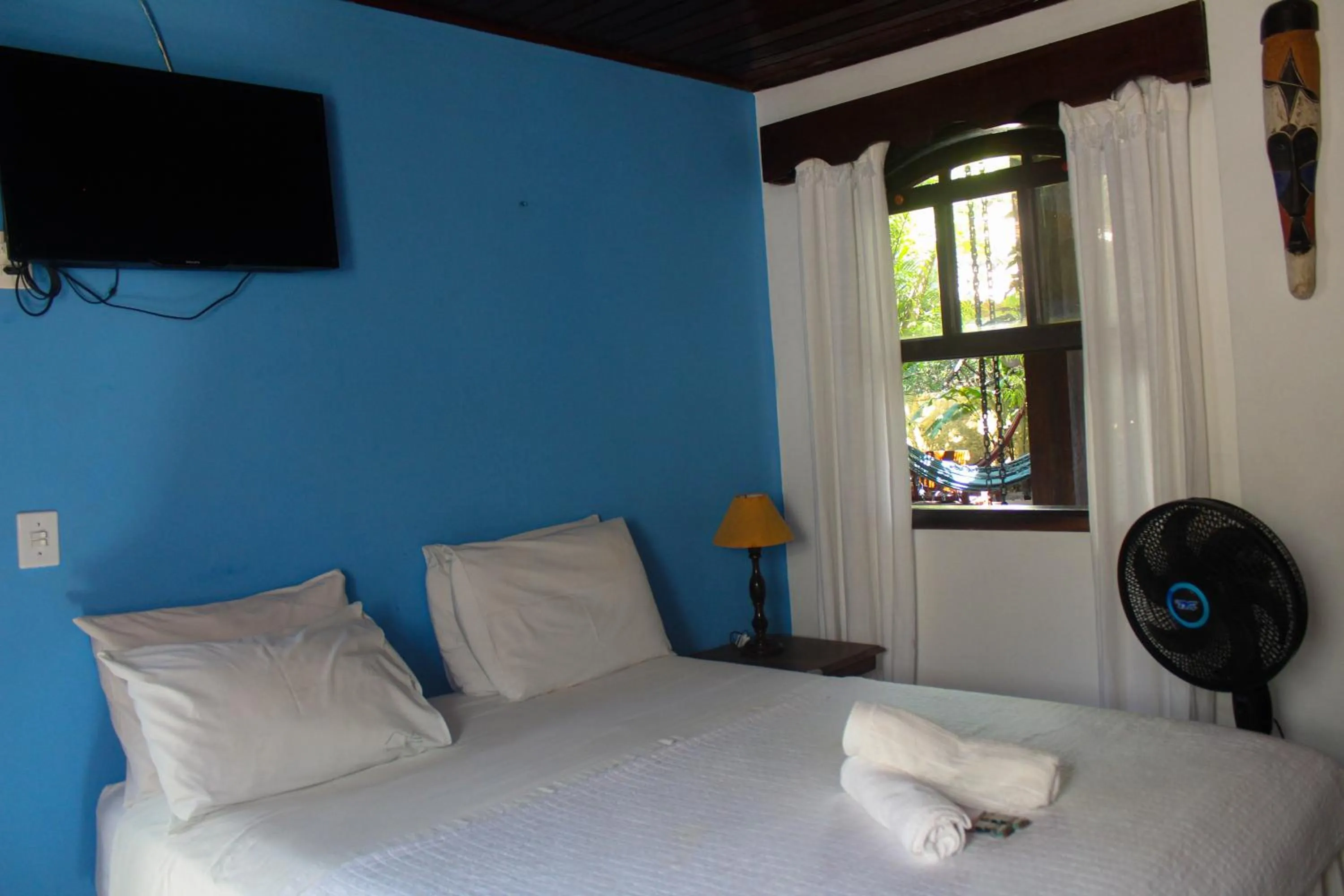 Communal lounge/ TV room, Bed in Pousada Tropicana