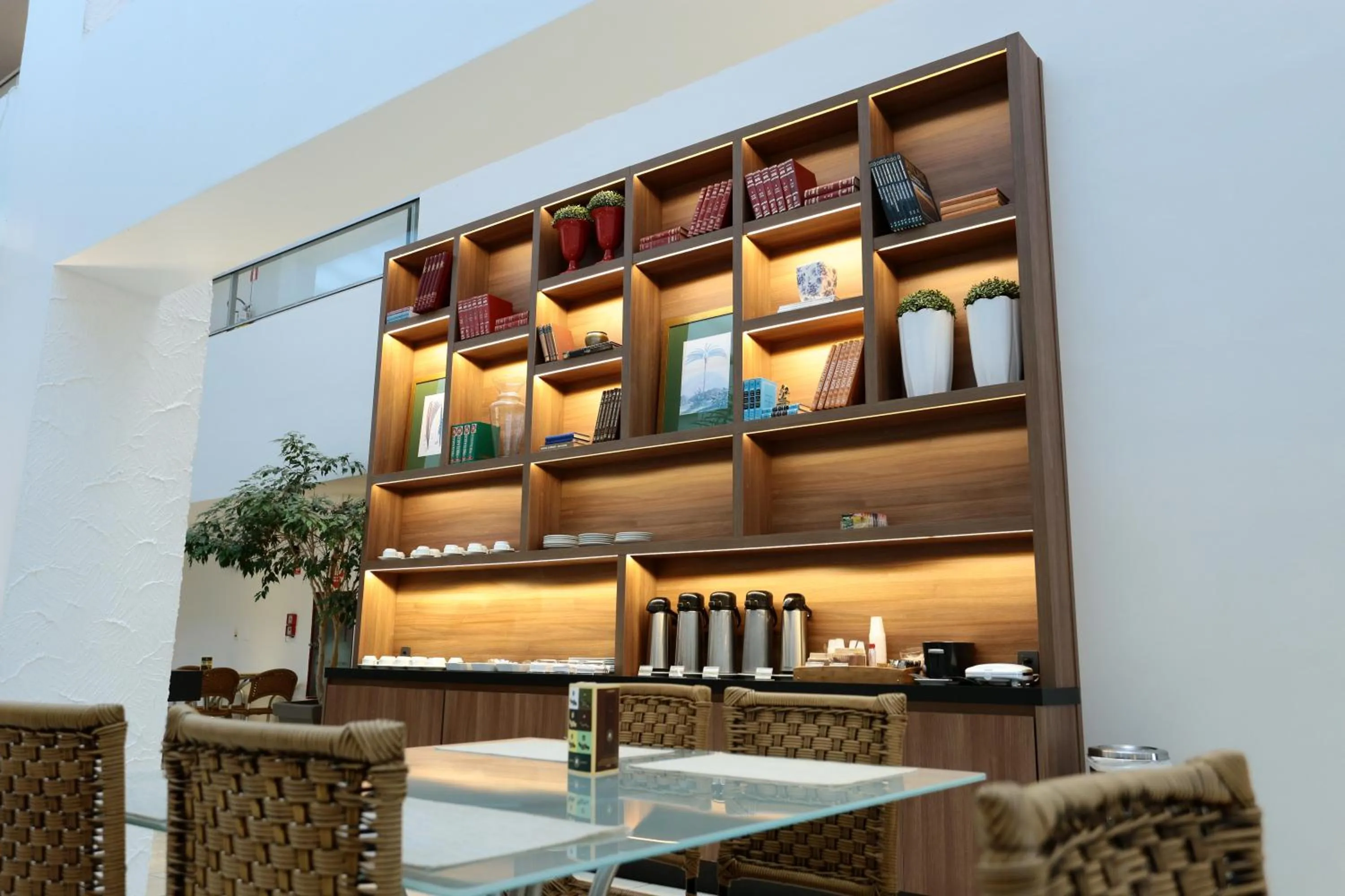 Restaurant/places to eat in Oasis Tower Hotel