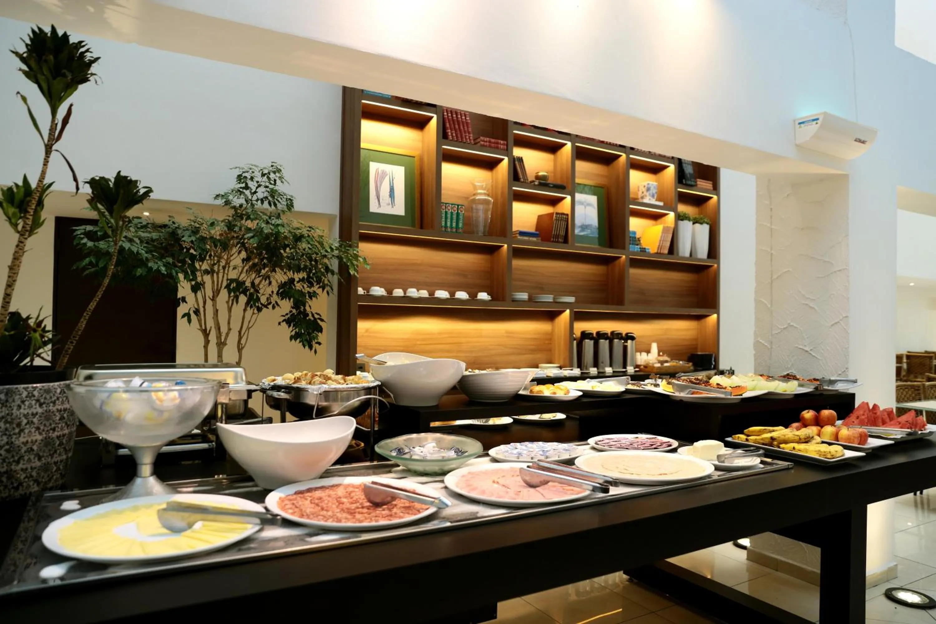 Restaurant/places to eat in Oasis Tower Hotel