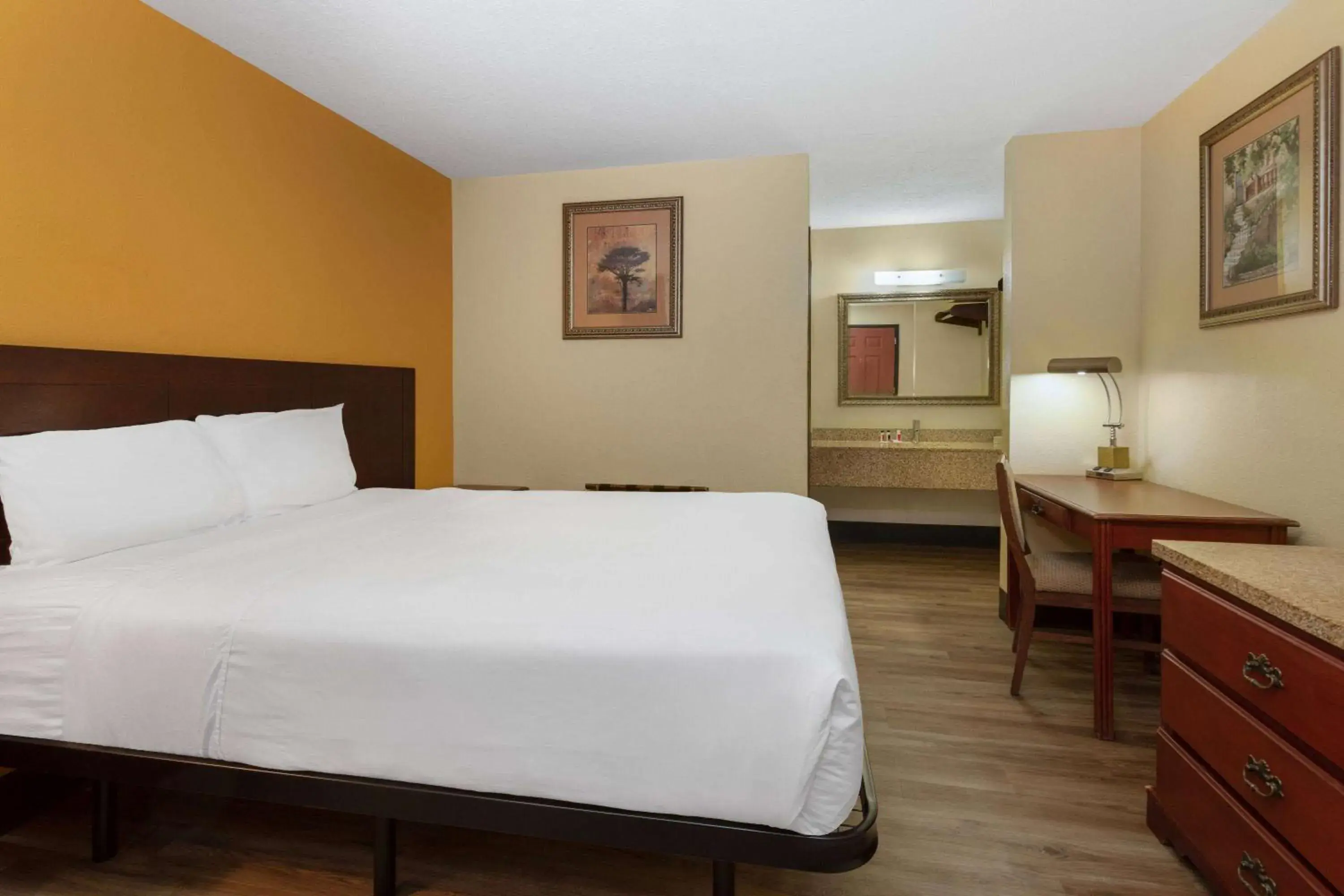 Photo of the whole room, Bed in Travelodge by Wyndham Albuquerque East