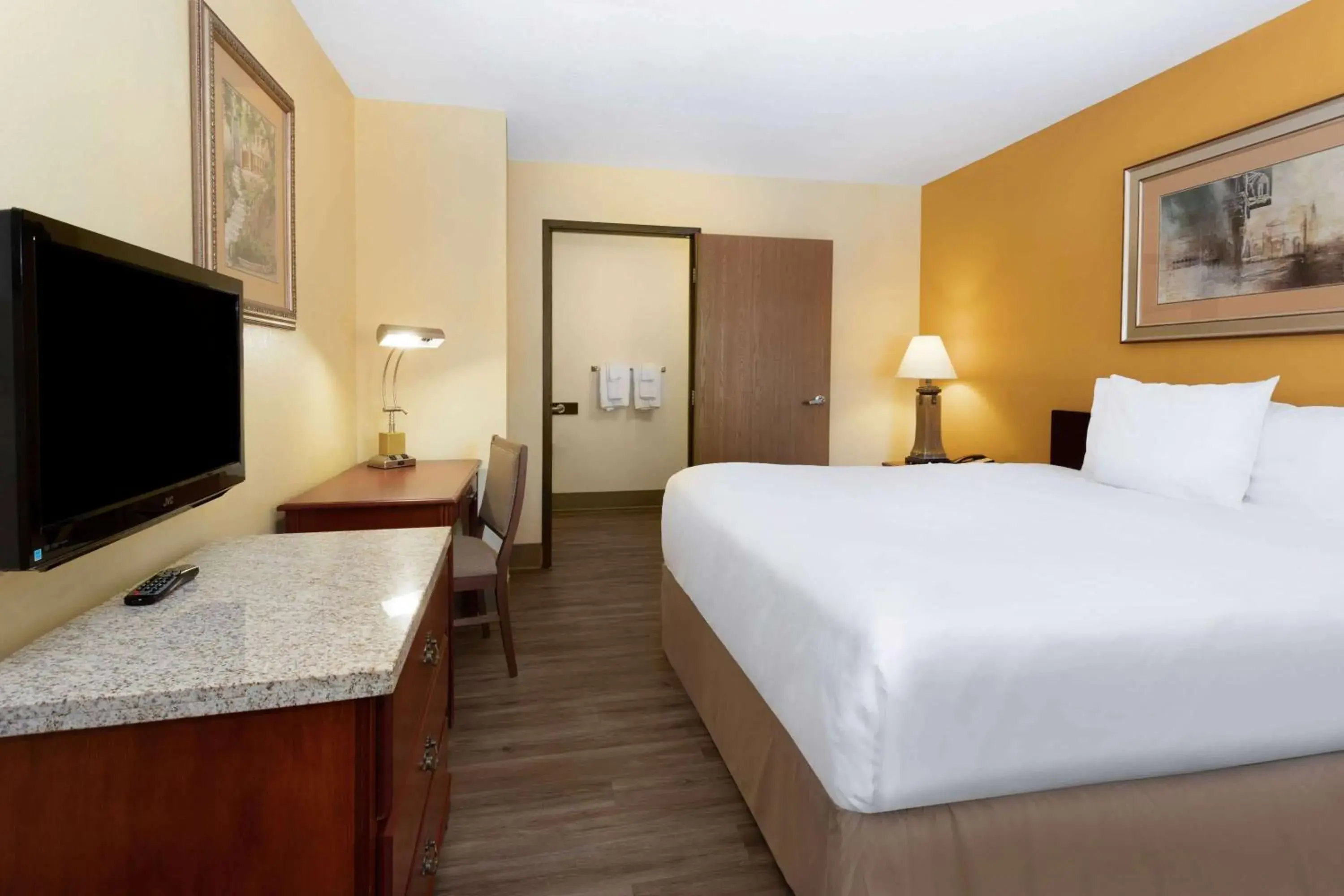 Photo of the whole room, Bed in Travelodge by Wyndham Albuquerque East