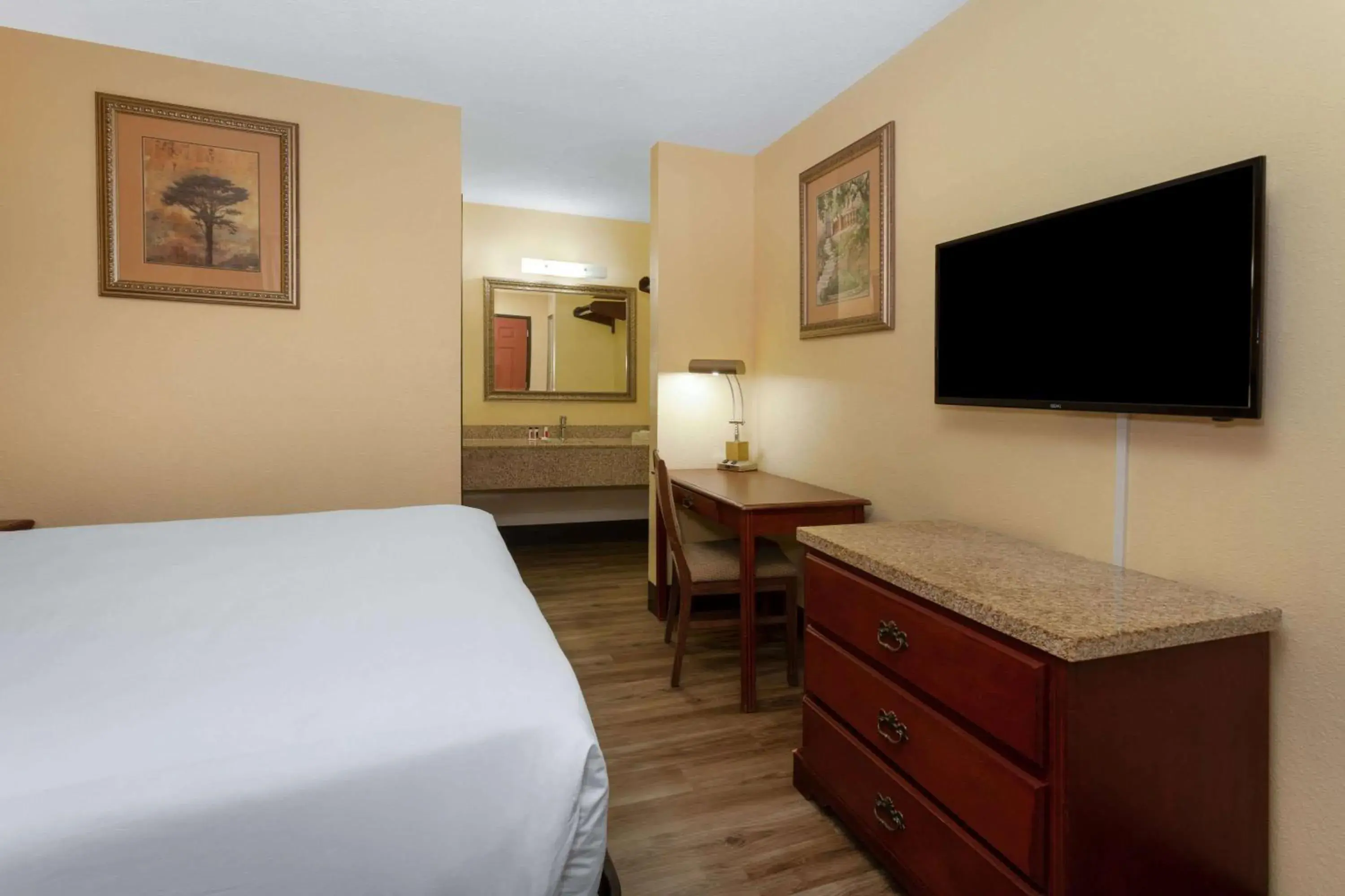 Photo of the whole room, TV/Entertainment Center in Travelodge by Wyndham Albuquerque East