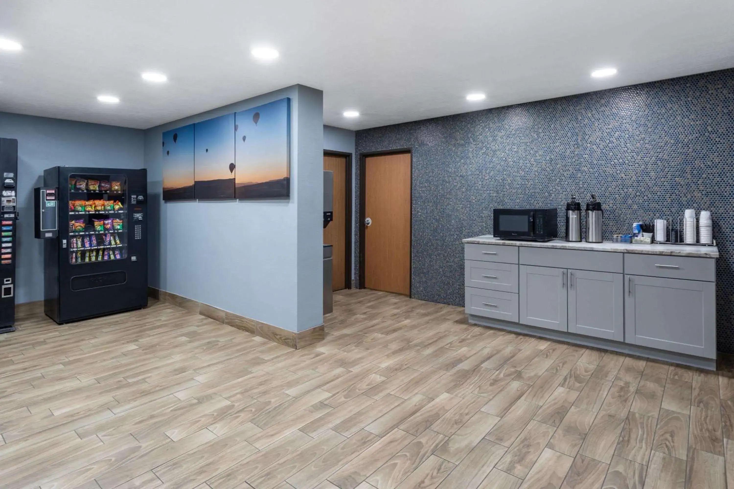 Restaurant/places to eat, Kitchen/Kitchenette in Travelodge by Wyndham Albuquerque East