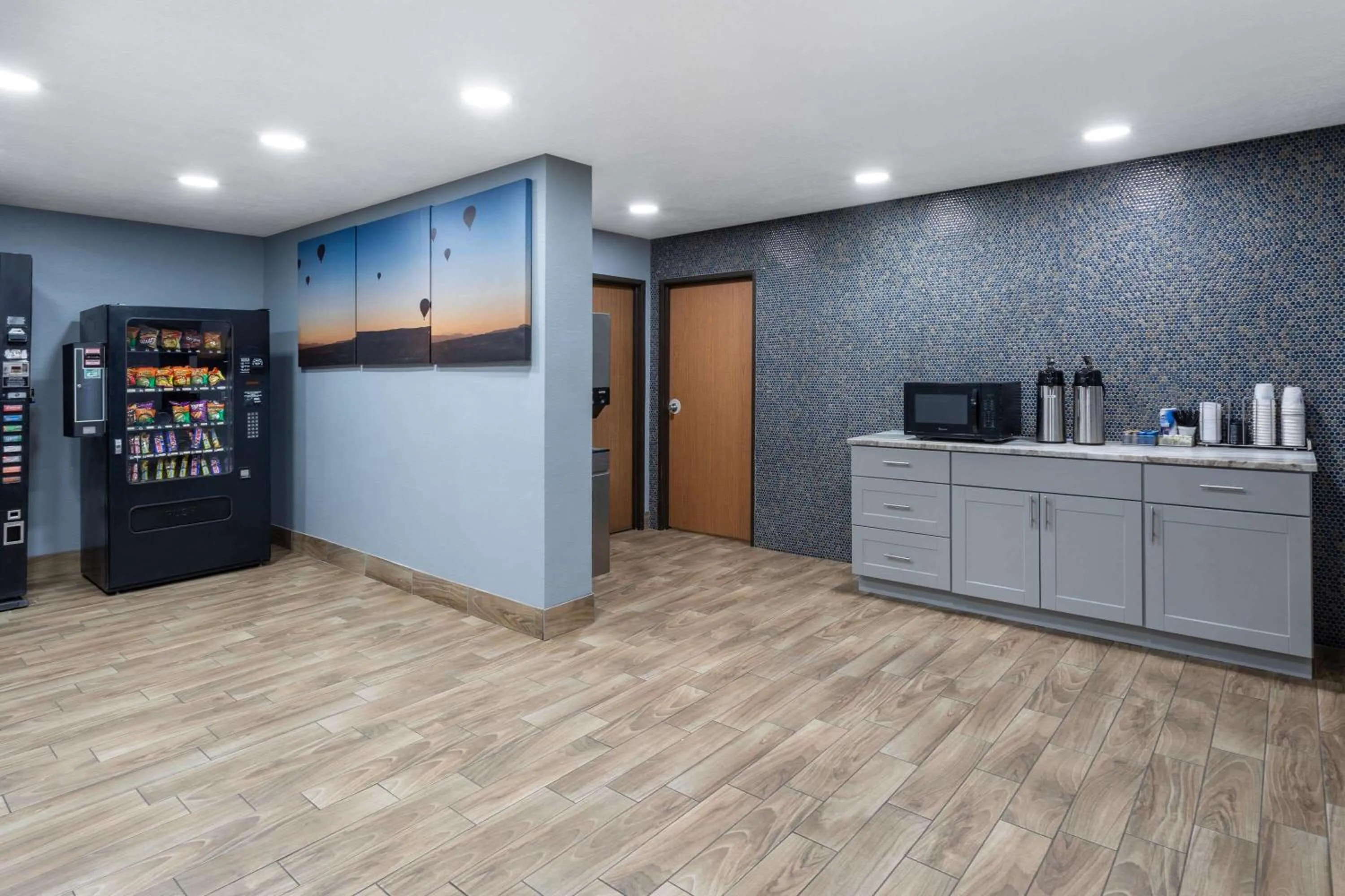 Coffee/tea facilities, Kitchen/Kitchenette in Travelodge by Wyndham Albuquerque East