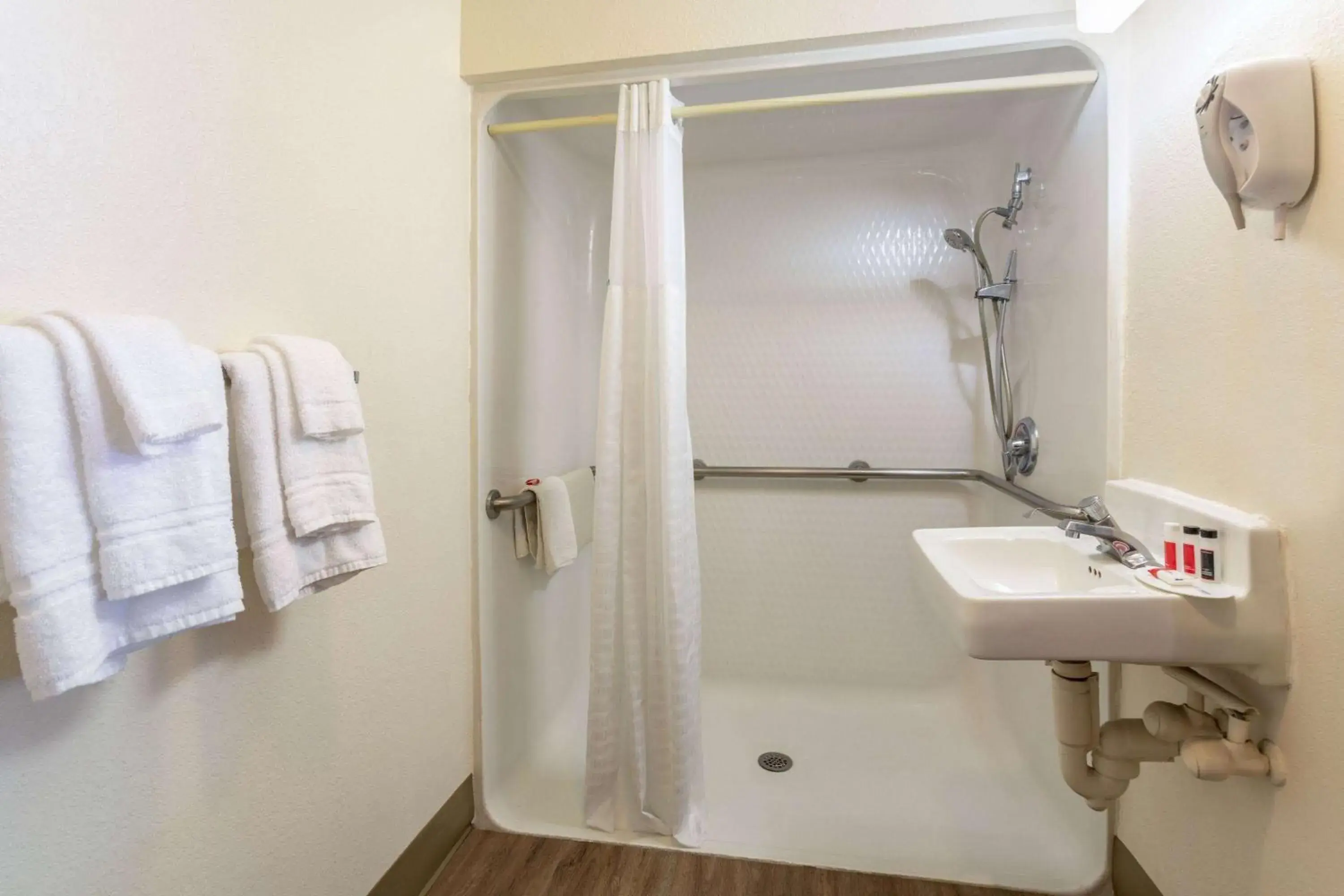 Shower, Bathroom in Travelodge by Wyndham Albuquerque East
