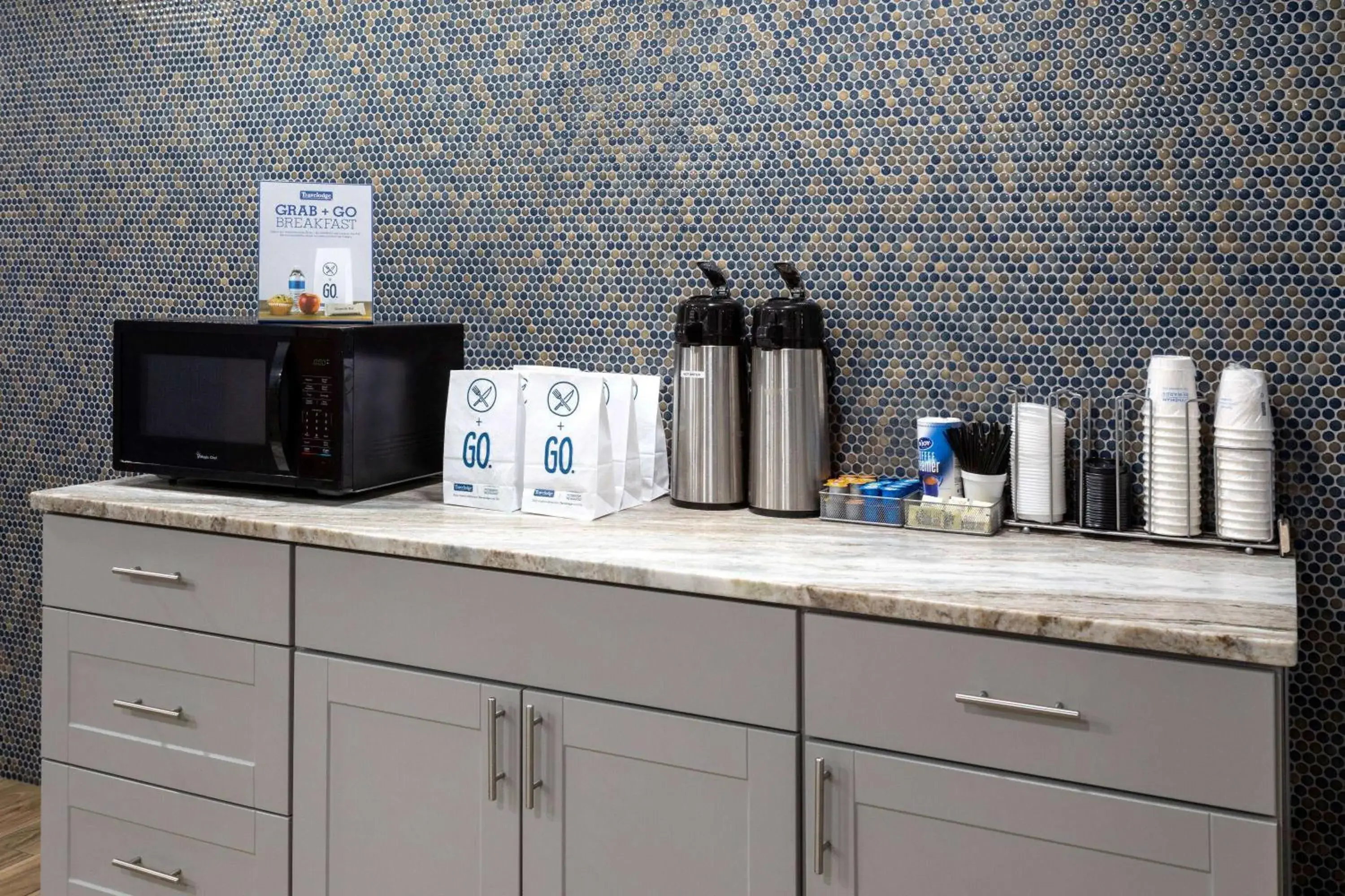 Coffee/tea facilities, Kitchen/Kitchenette in Travelodge by Wyndham Albuquerque East