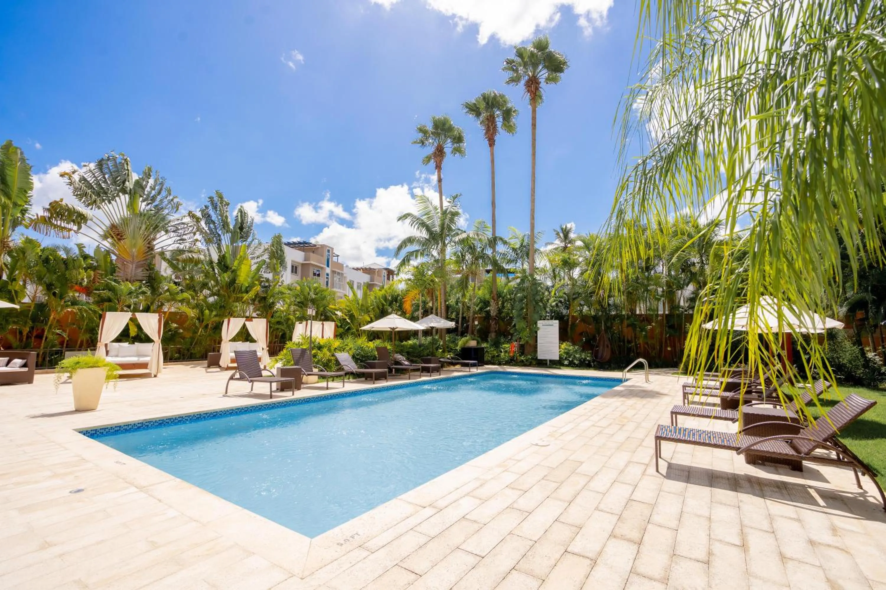 Swimming pool in Hodelpa Garden Court