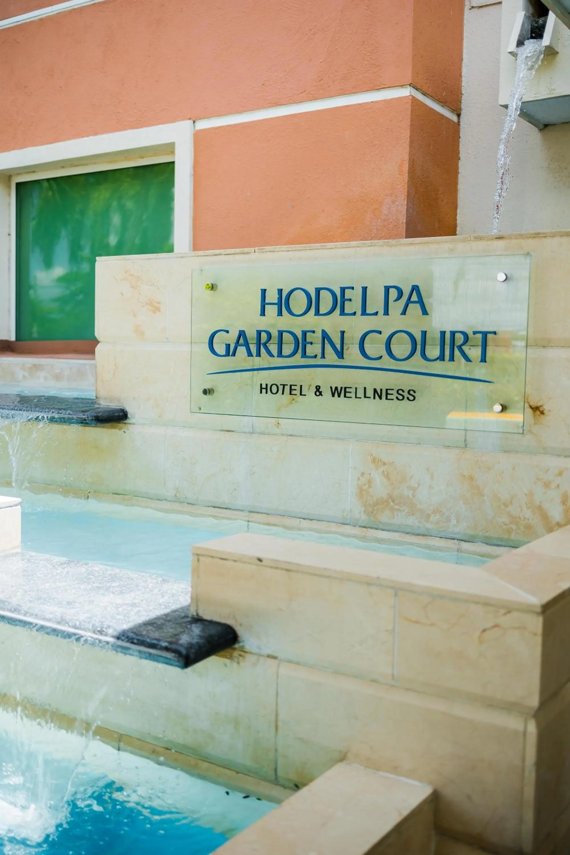 Swimming pool in Hodelpa Garden Court