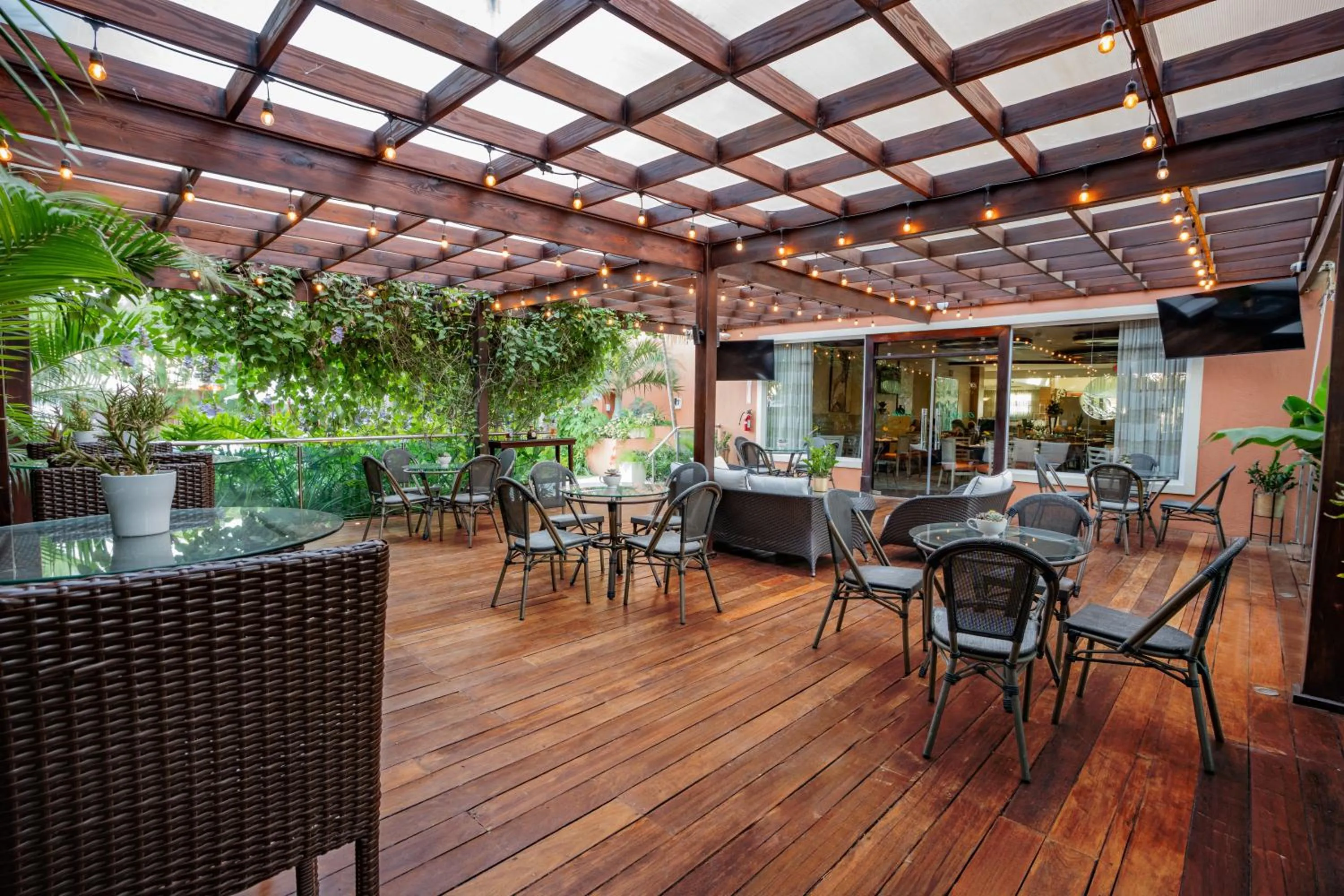 Restaurant/places to eat in Hodelpa Garden Court