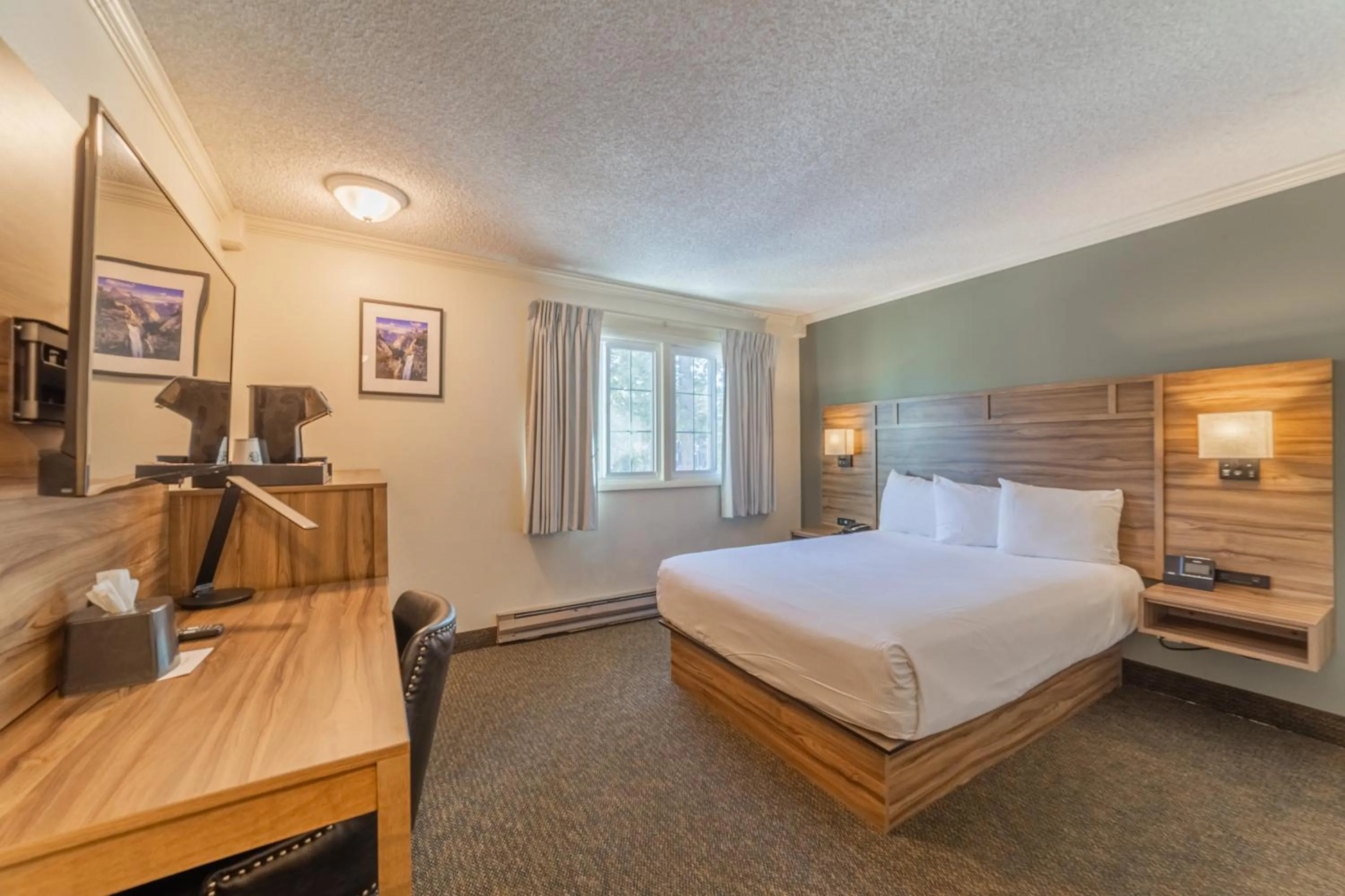 Photo of the whole room, Bed in Alpenhof Lodge