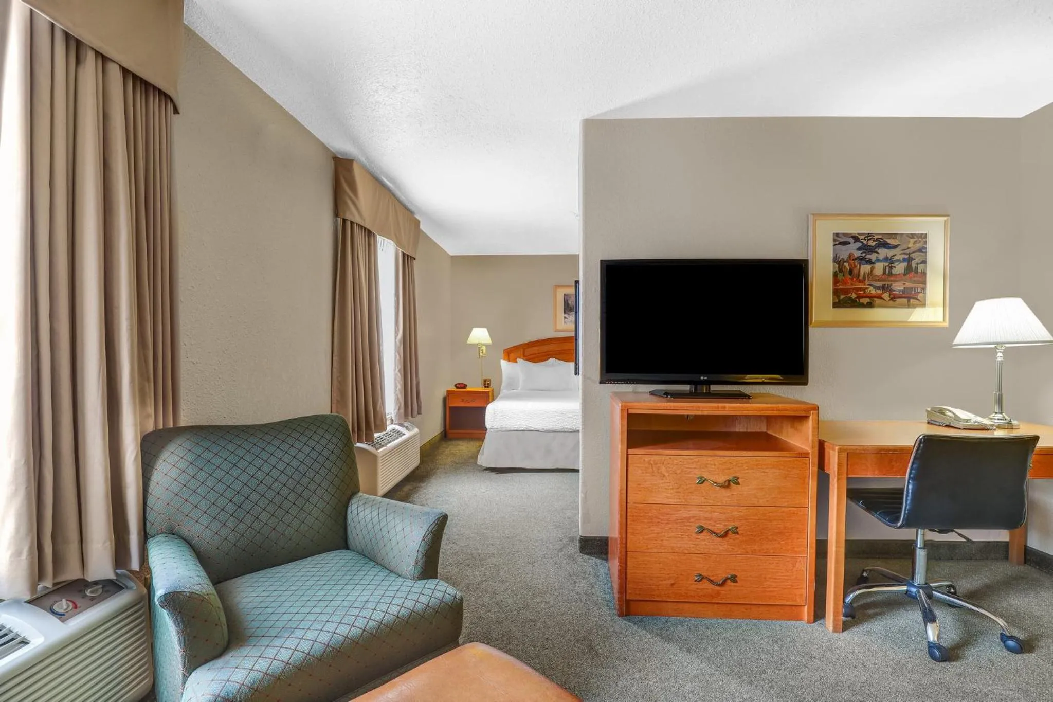 Photo of the whole room, Bed in Prairie Crest Red Deer by IHG