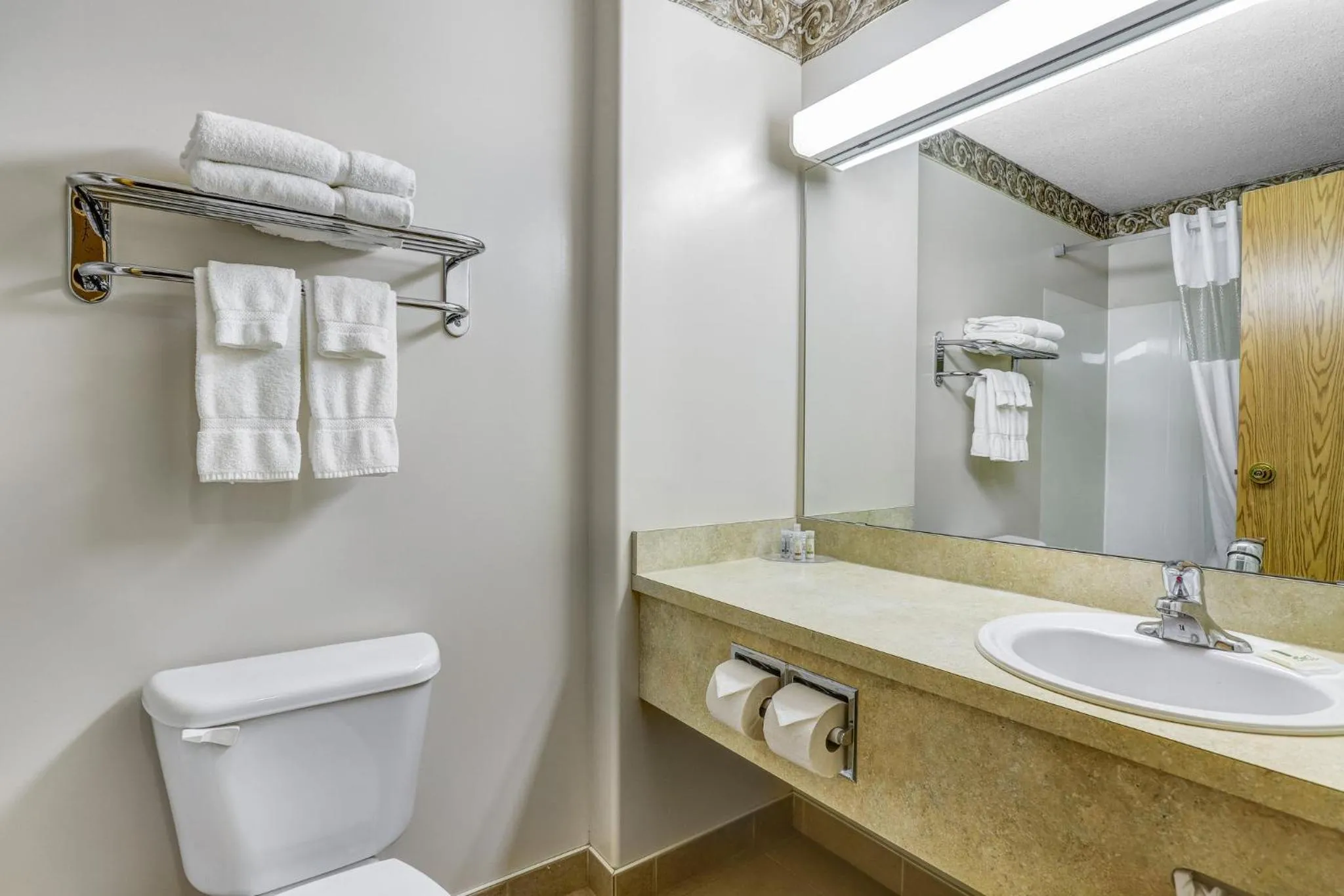 Photo of the whole room in Prairie Crest Red Deer by IHG