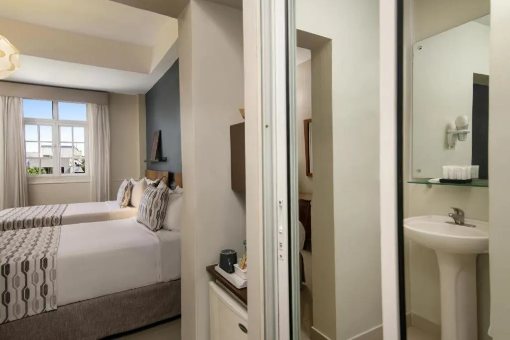 Bathroom, Bed in Hodelpa Caribe Colonial