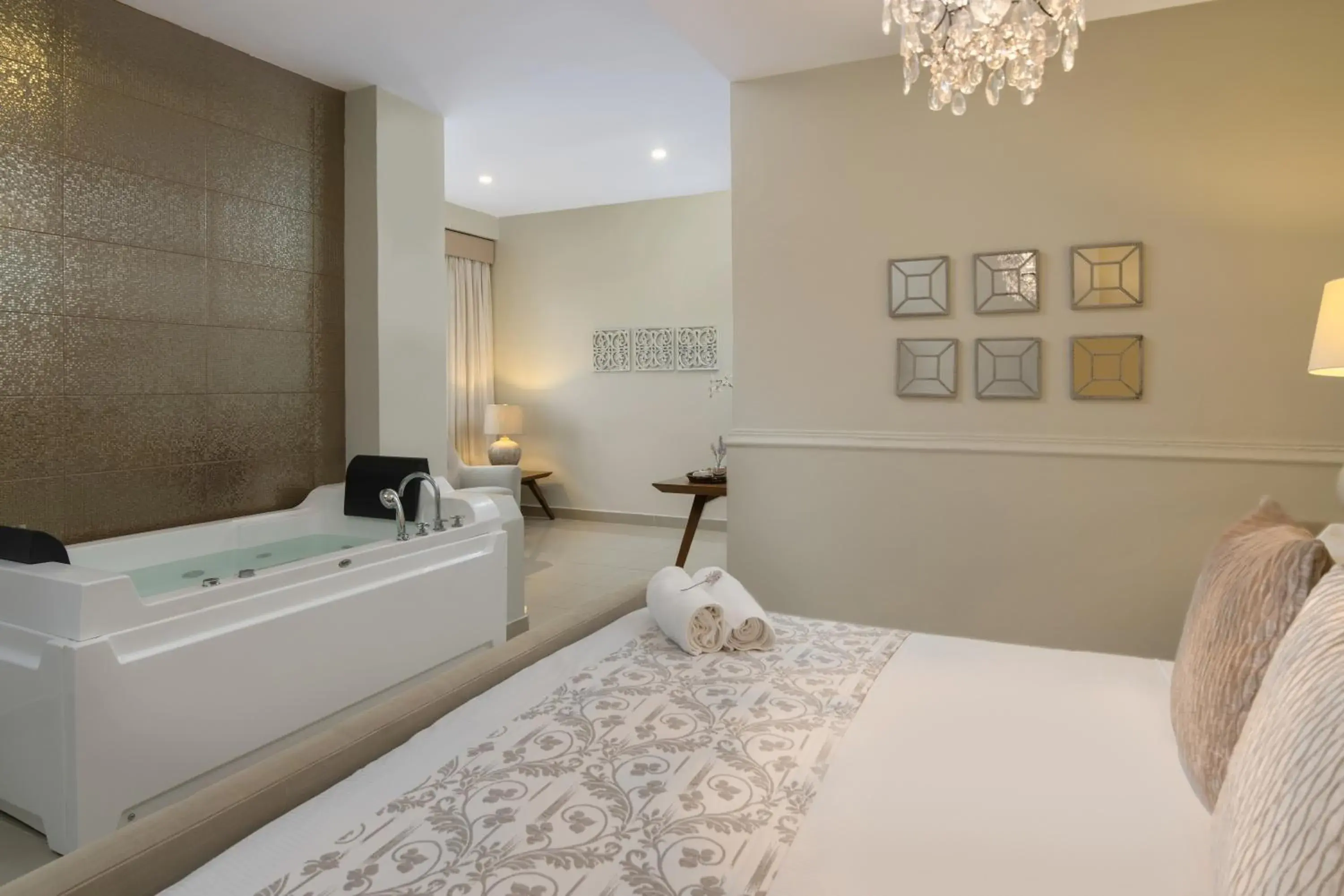 Hot Tub, Bed in Hodelpa Caribe Colonial Hot Tub, Bed in Hodelpa Caribe Colonial