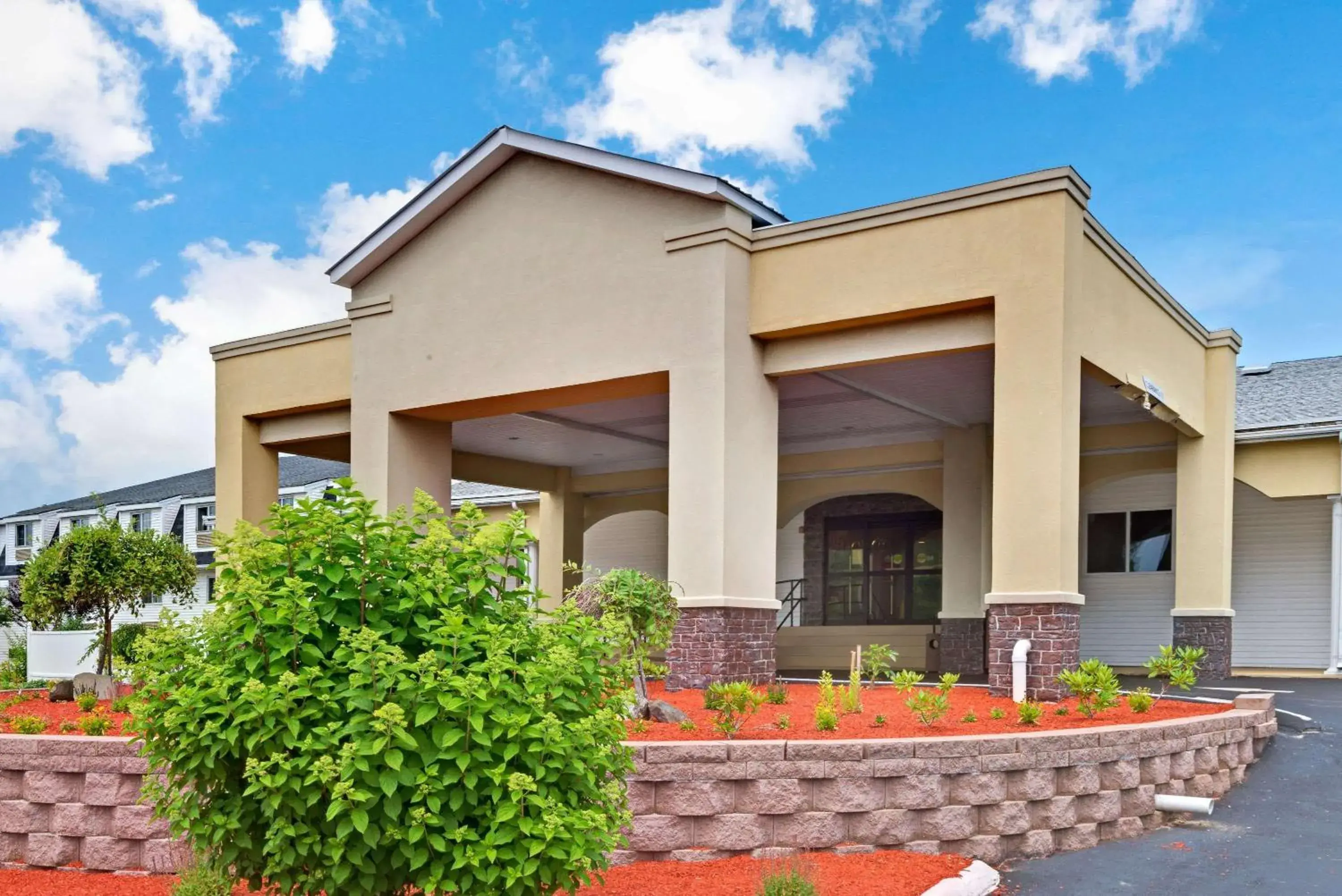 Property building in Ramada by Wyndham Kittery Property building in Ramada by Wyndham Kittery