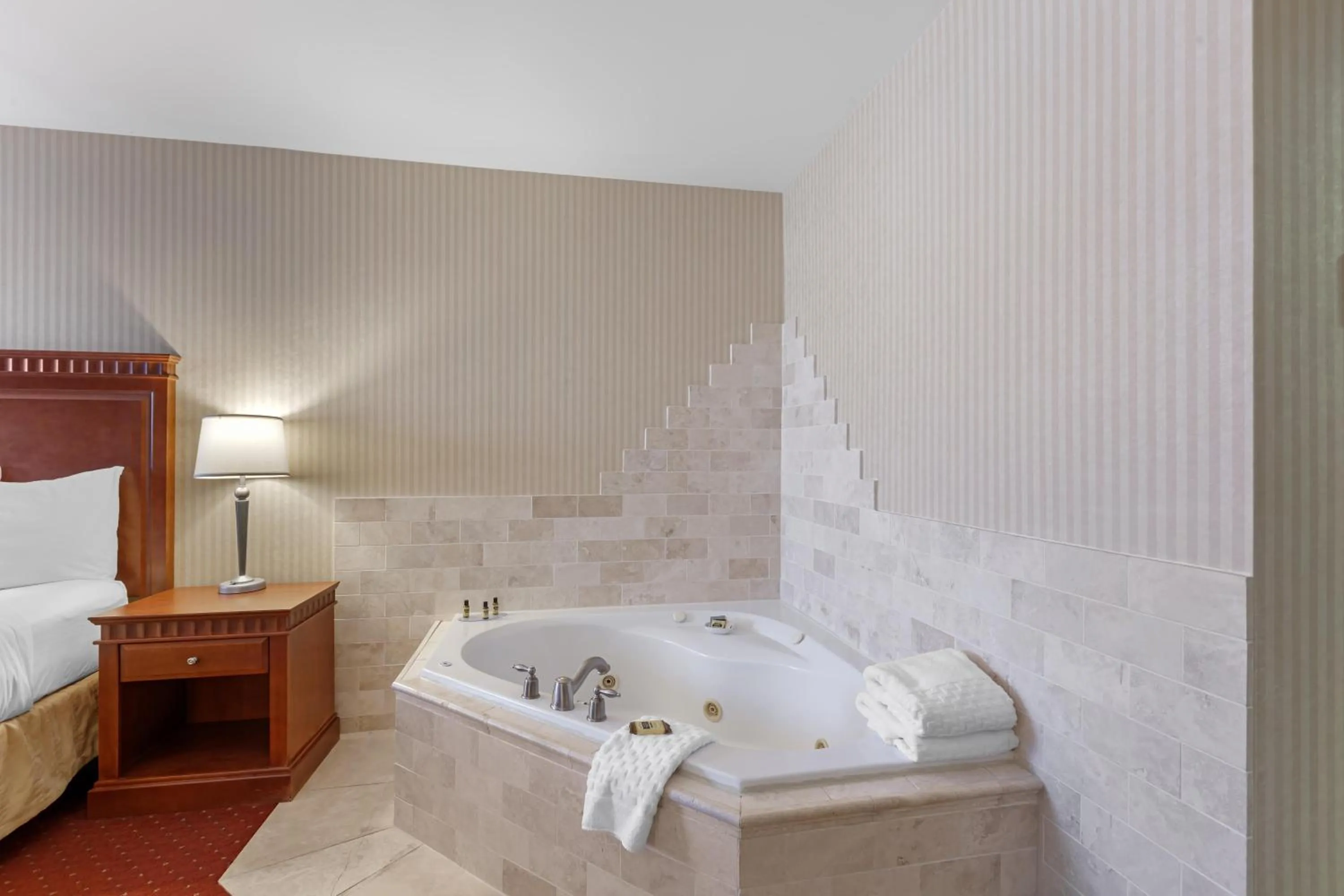 Bedroom, Bed in Best Western Plus Otonabee Inn