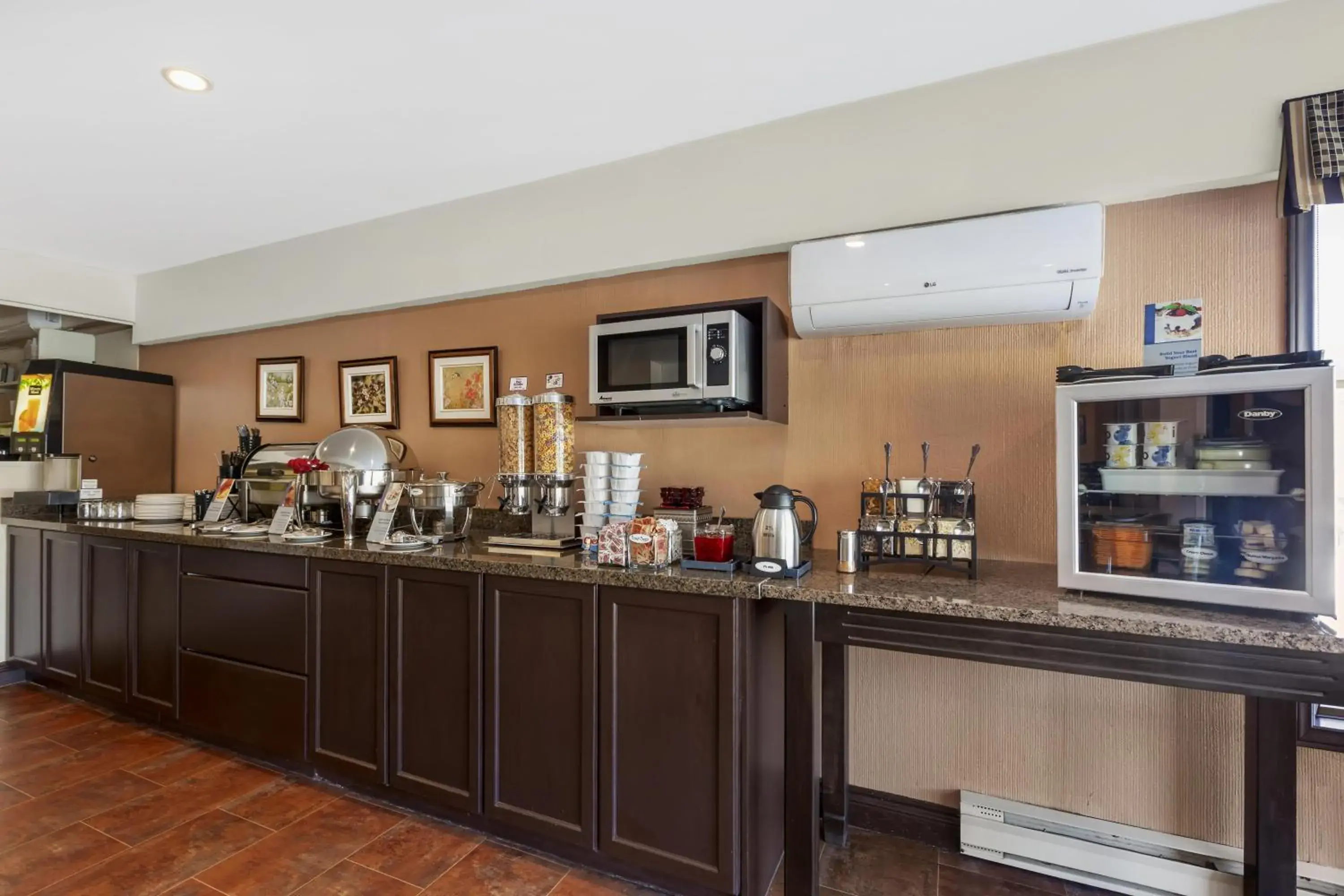 Breakfast in Best Western Plus Otonabee Inn Breakfast in Best Western Plus Otonabee Inn