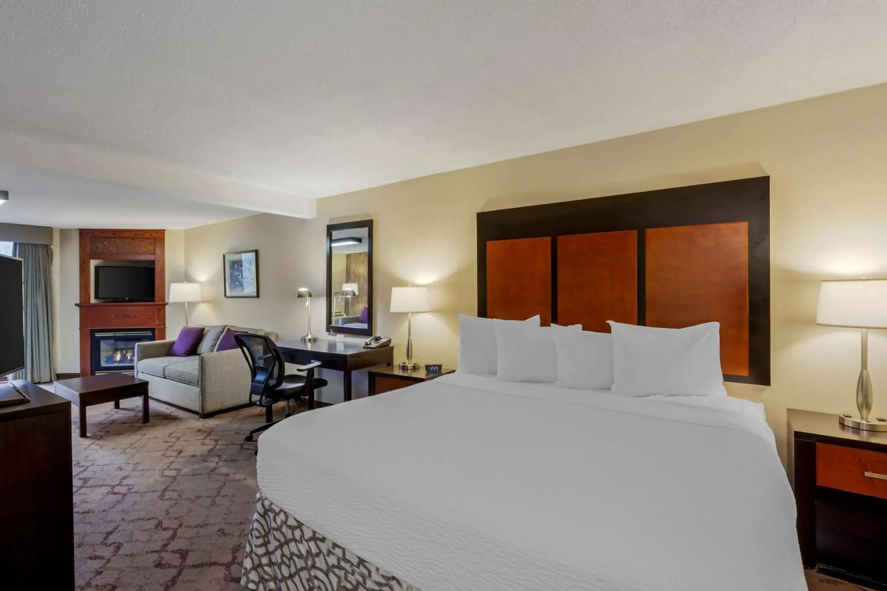 Bedroom, Bed in Best Western Plus Otonabee Inn Bedroom, Bed in Best Western Plus Otonabee Inn