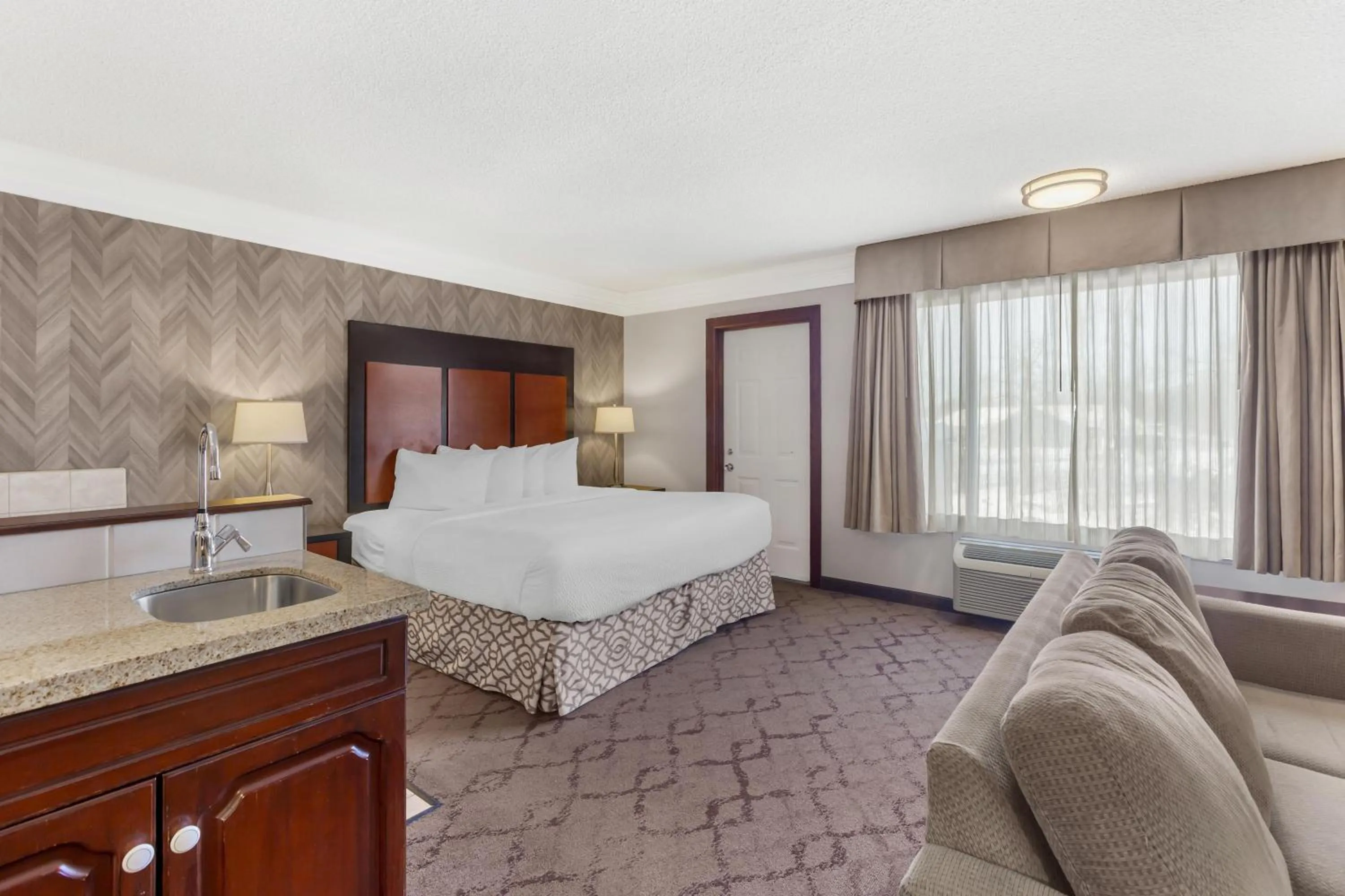 Bedroom, Bed in Best Western Plus Otonabee Inn