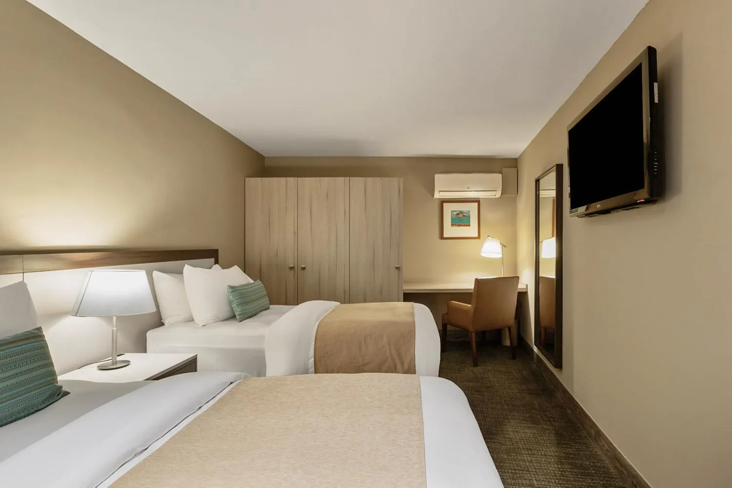 Photo of the whole room, Bed in Dominion Polanco