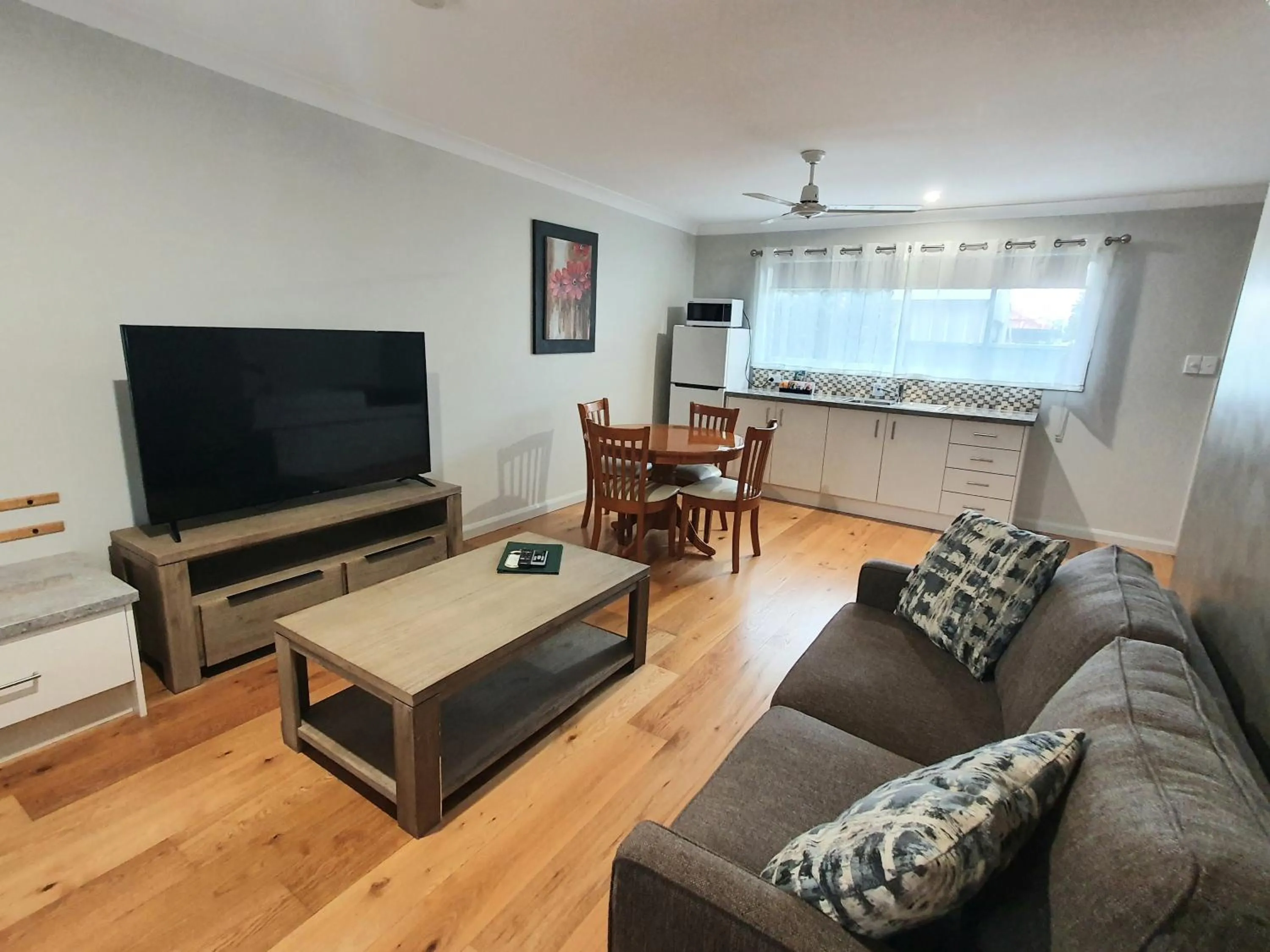 Living room in McNevins Maryborough Motel