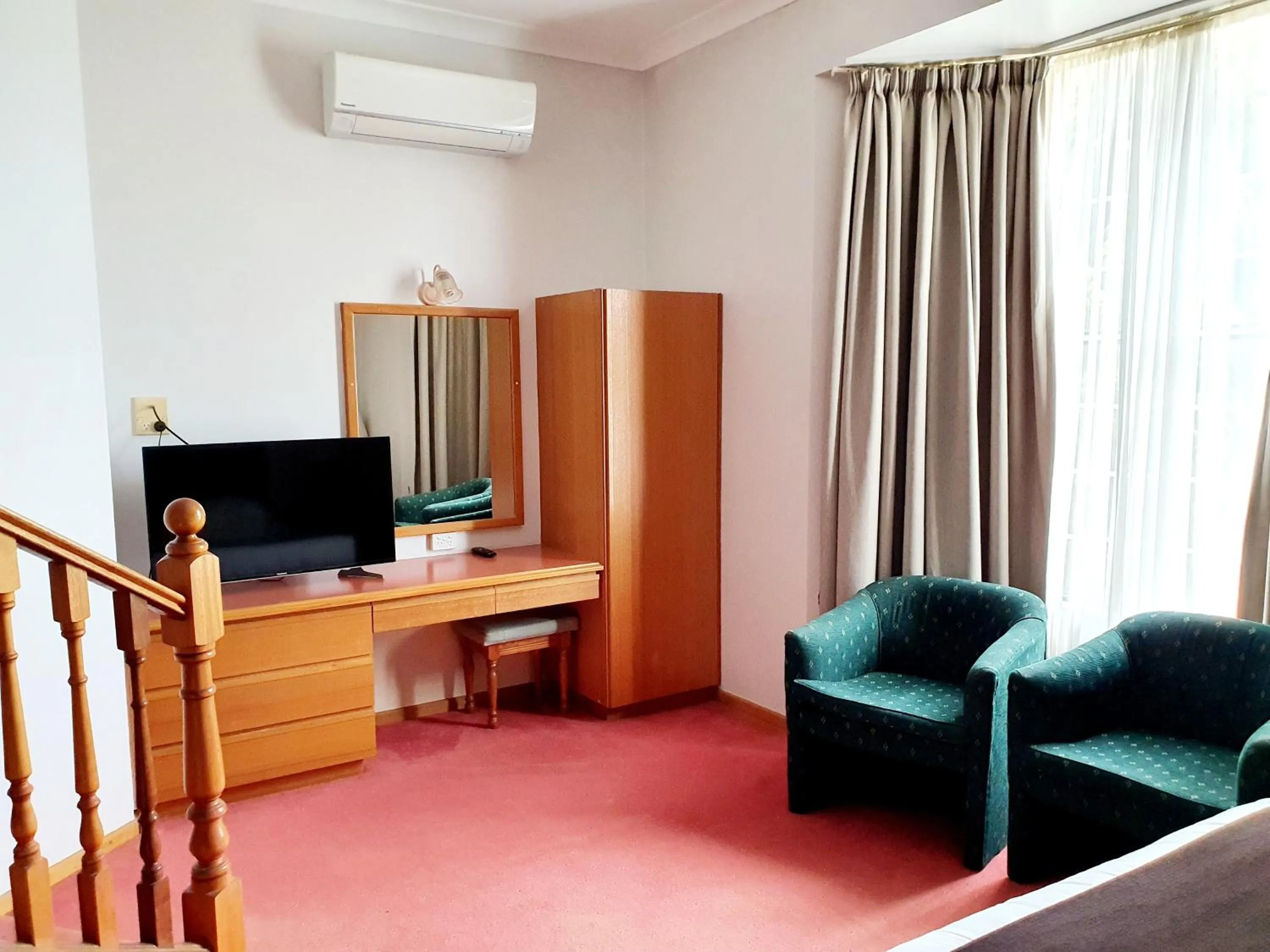 Seating area in McNevins Warwick Motel