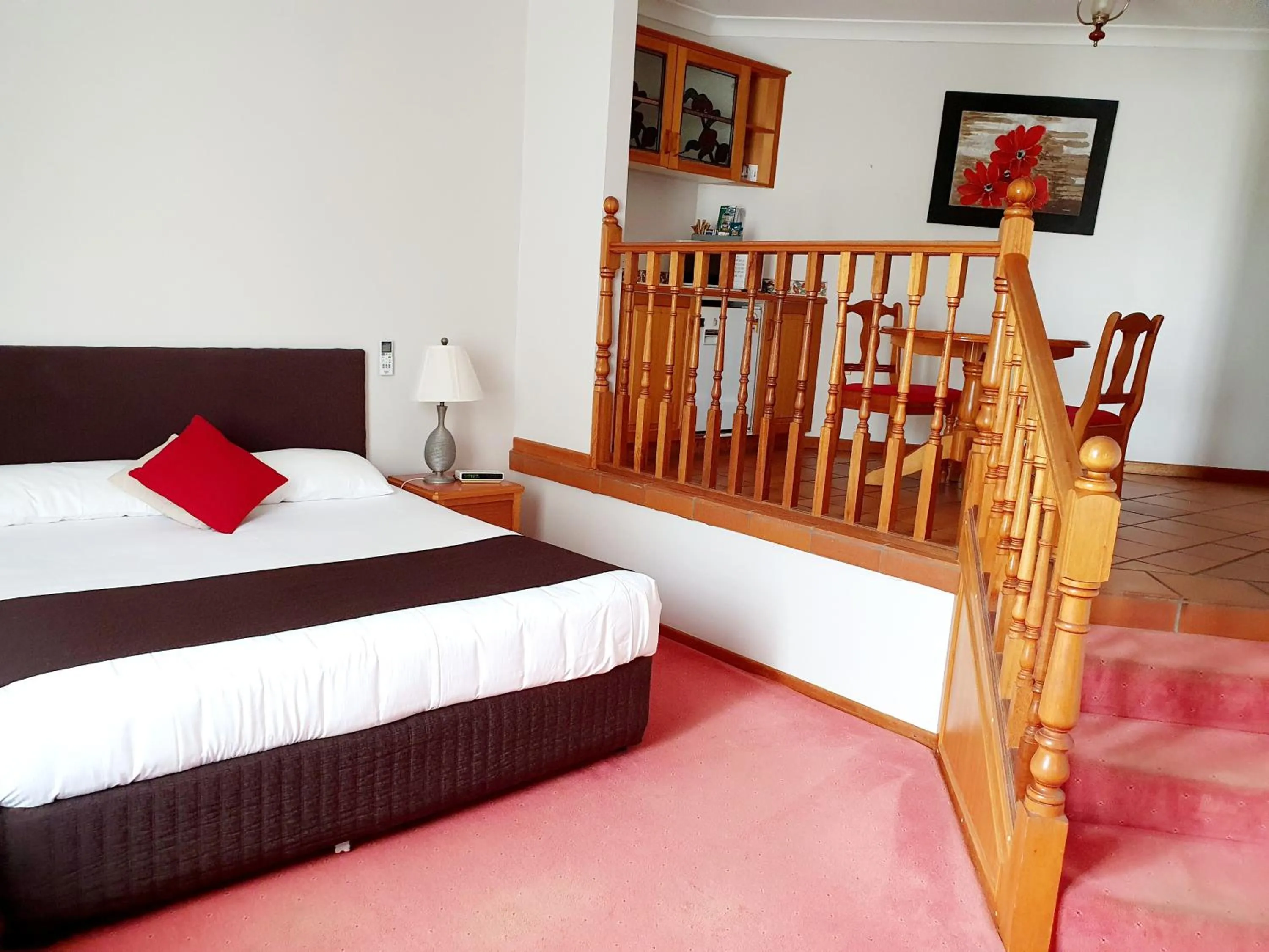 Photo of the whole room, Bed in McNevins Warwick Motel