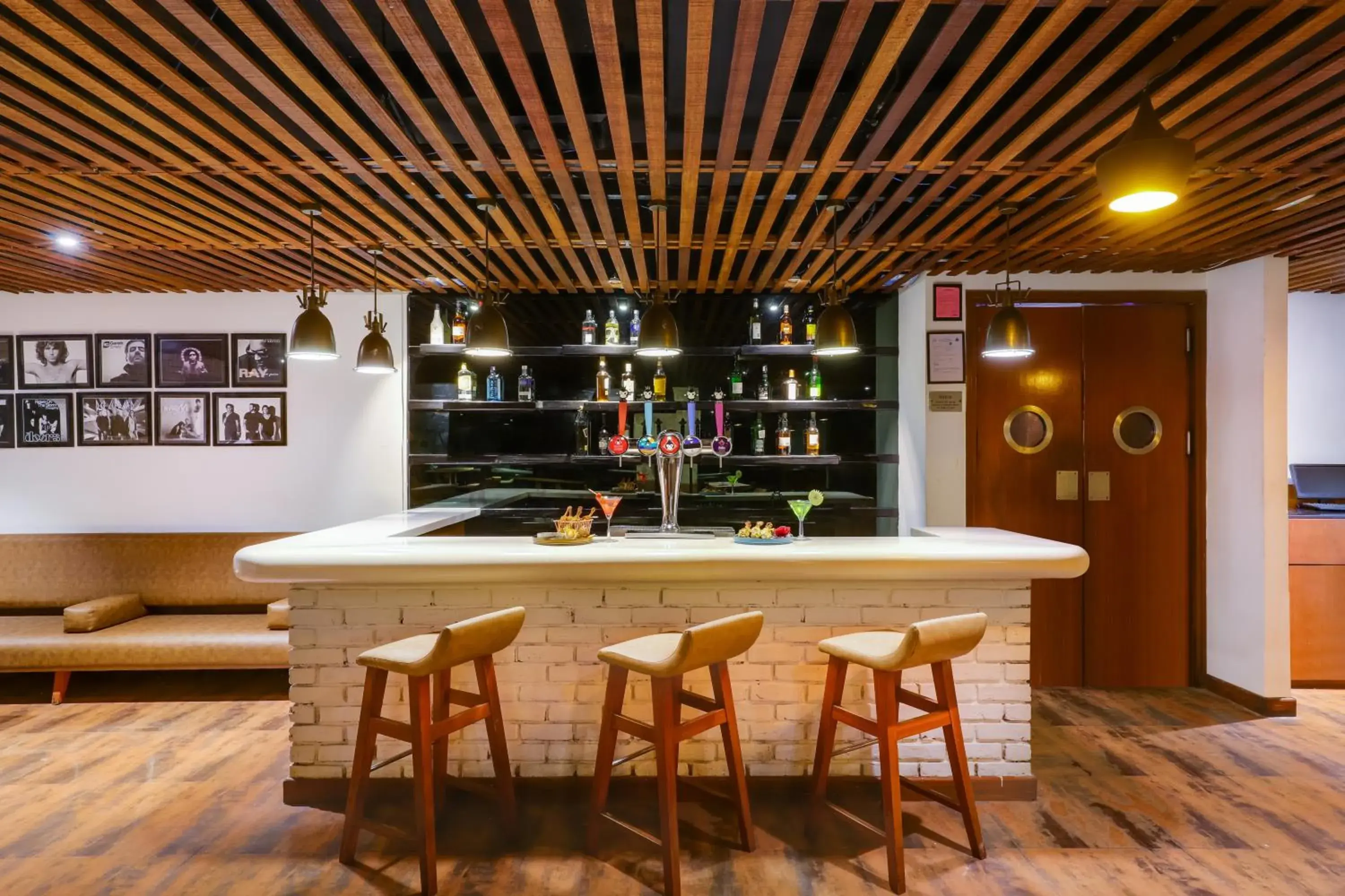 Lounge or bar in Lemon Tree Premier 1, Gurugram Lounge or bar in Lemon Tree Premier 1, Gurugram