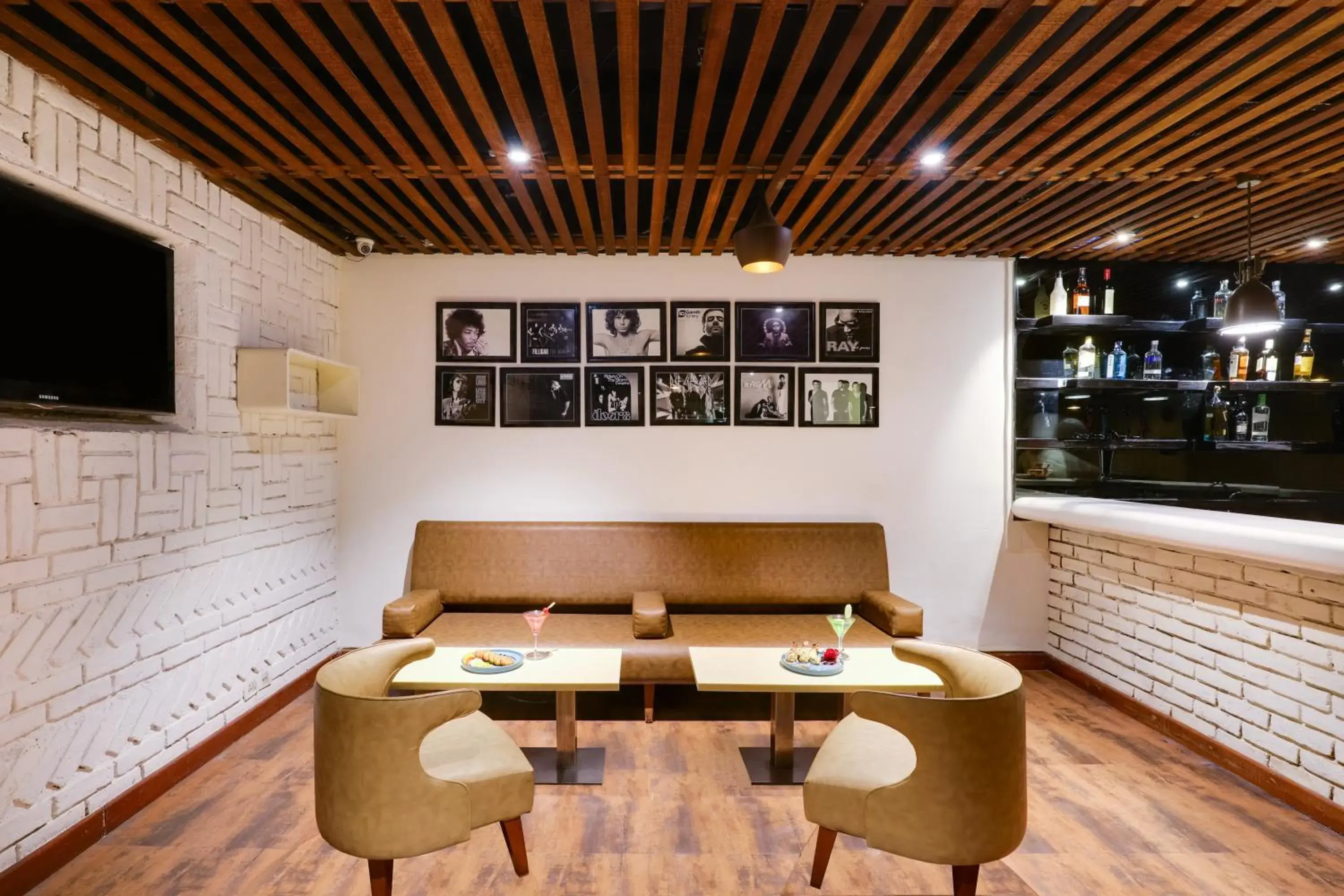 Lounge or bar in Lemon Tree Premier 1, Gurugram Lounge or bar in Lemon Tree Premier 1, Gurugram