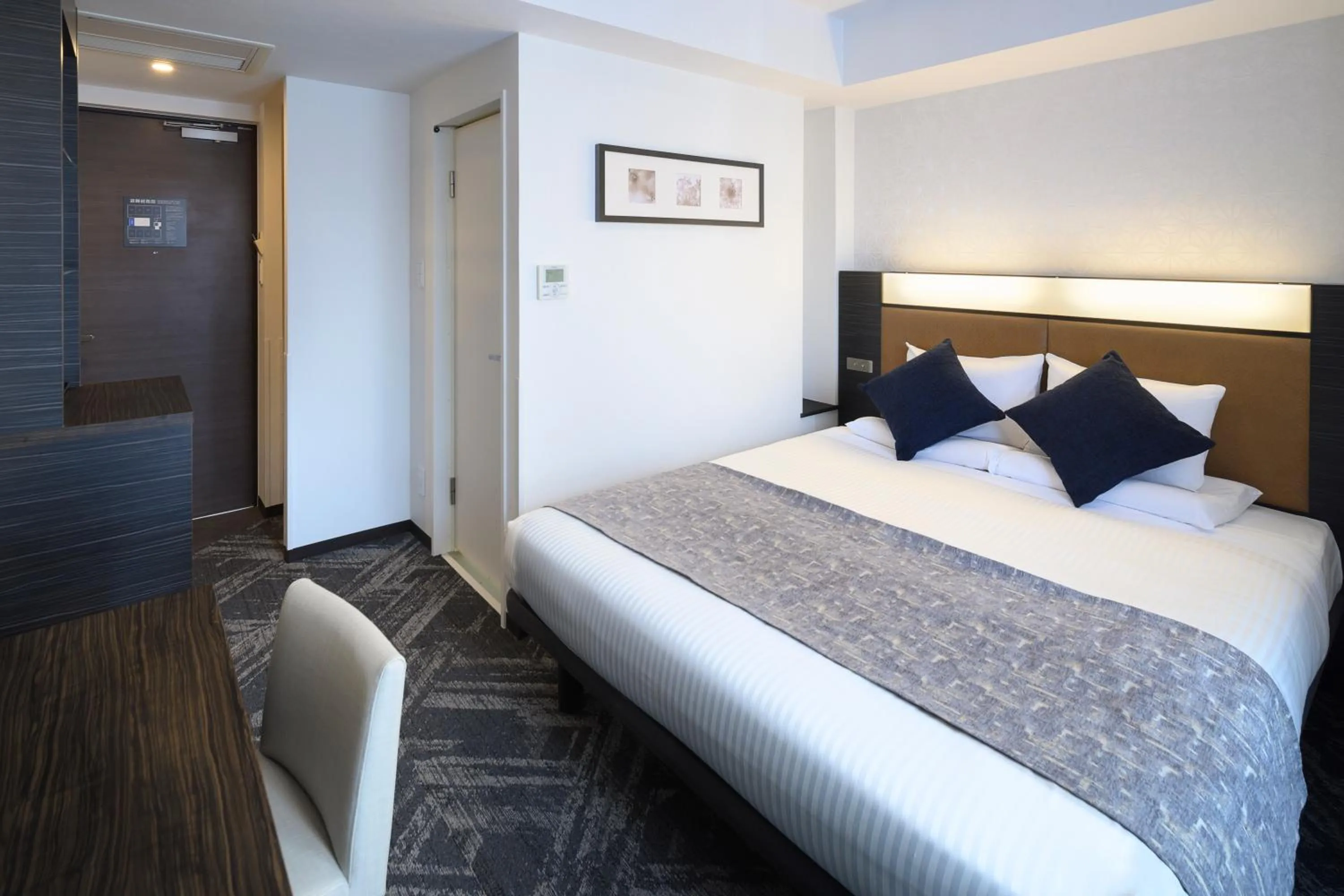 Photo of the whole room, Bed in HOTEL MYSTAYS Hamamatsucho